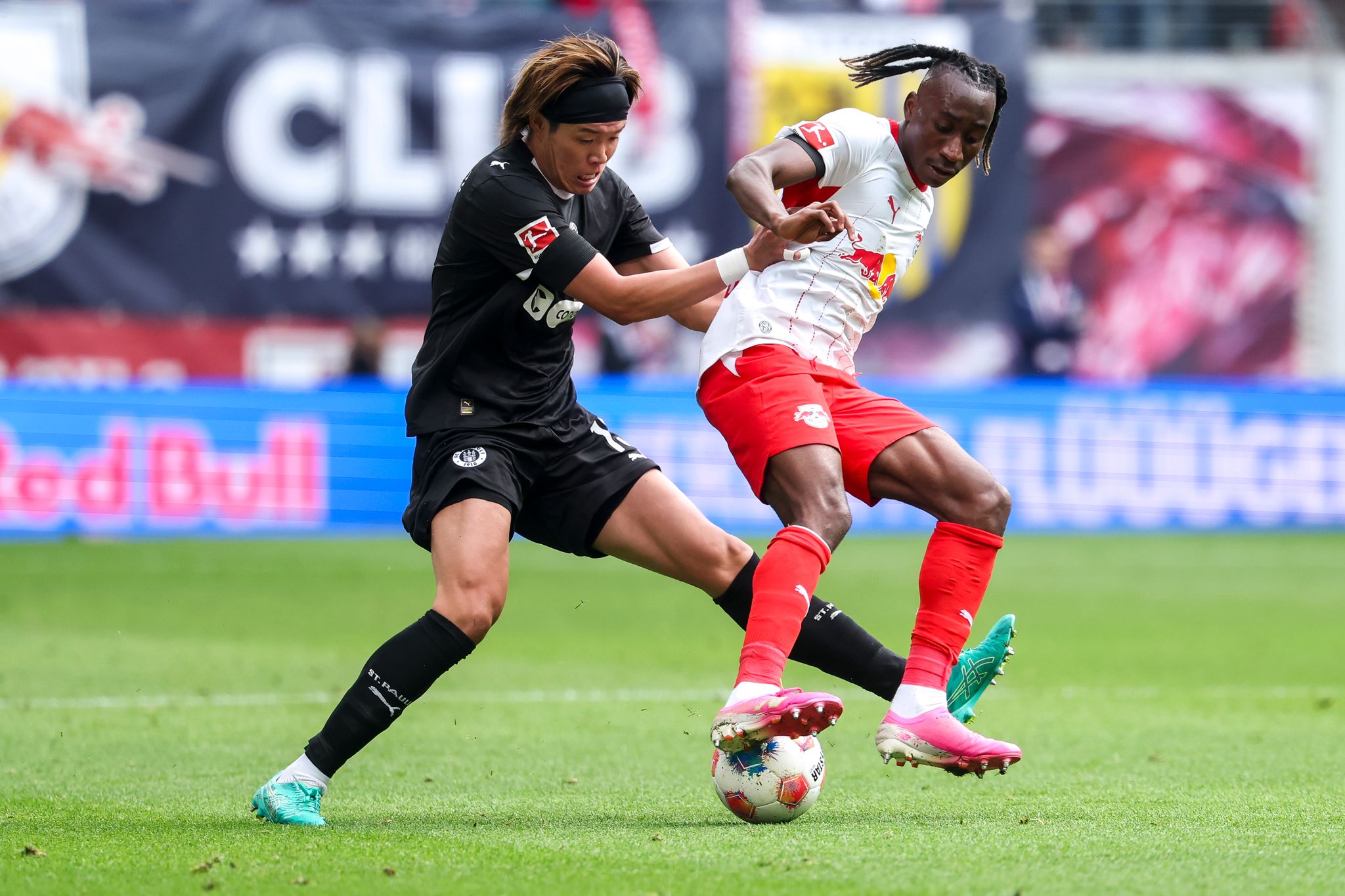 Yan Diomande (r.) soll einen neuen Vertrag mit mehr Gehalt erhalten.