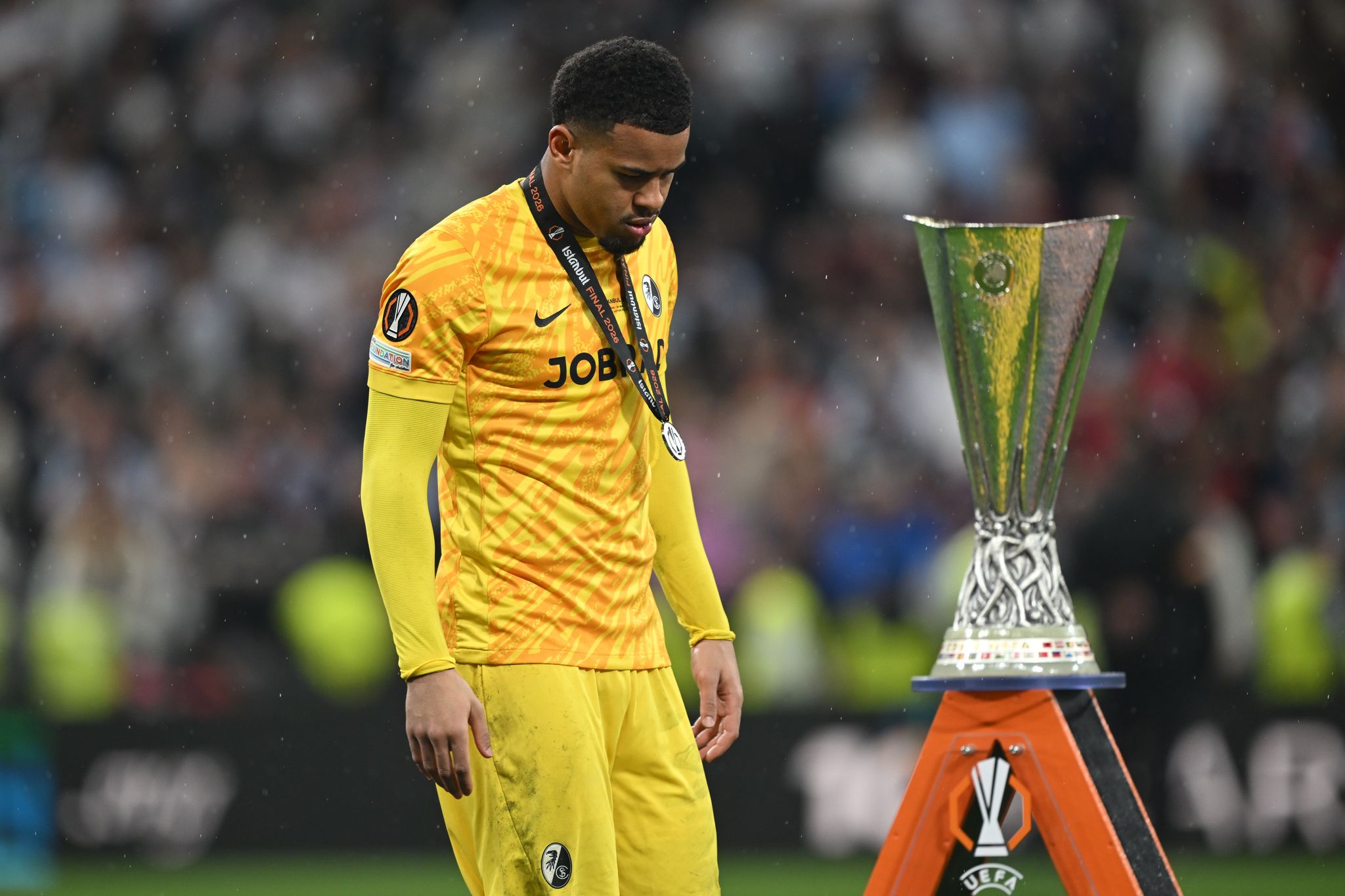 Die Trophäe war für die Freiburger um Torwart Noah Atubolu nicht erreichbar.