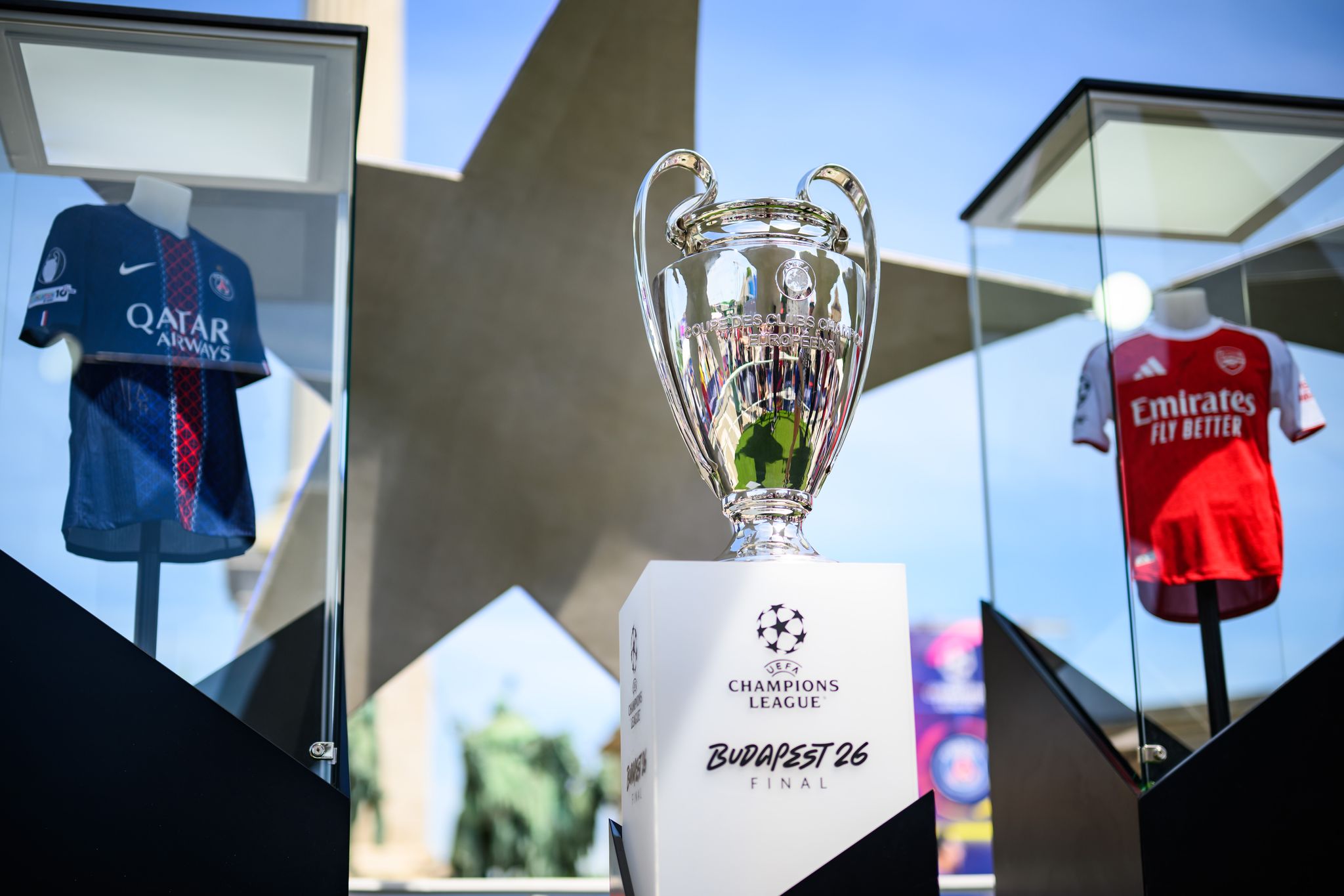 Der Pokal der Champions League steht zwischen den Trikots der Finalteams Paris Saint-Germain und FC Arsenal.