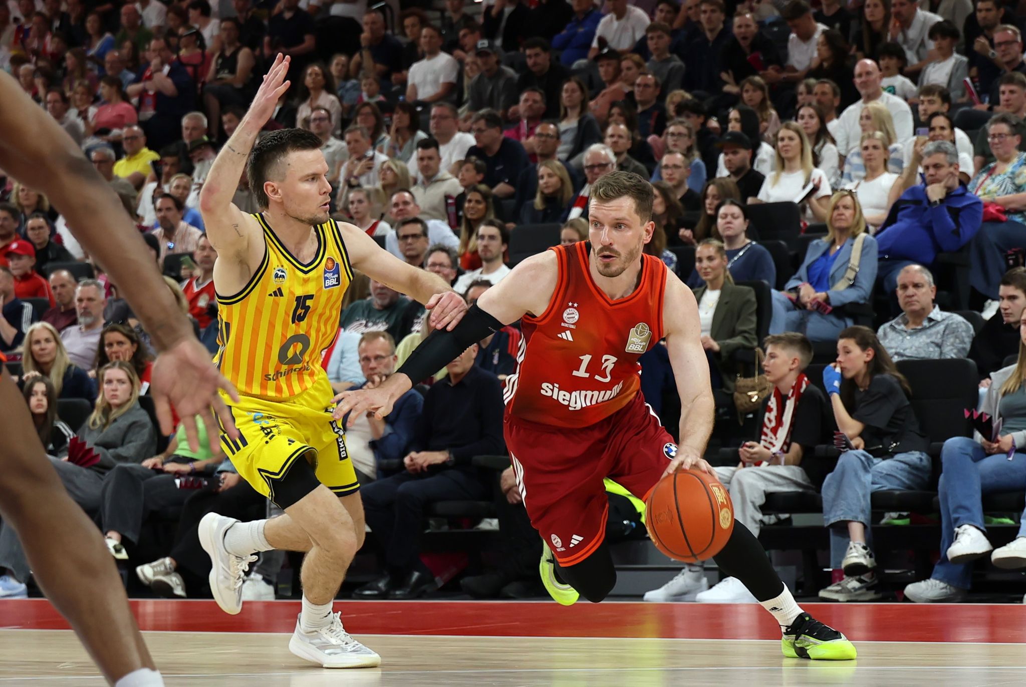 Andreas Obst (r) hatte wieder großen Anteil am Bayern-Sieg. (Archivbild)