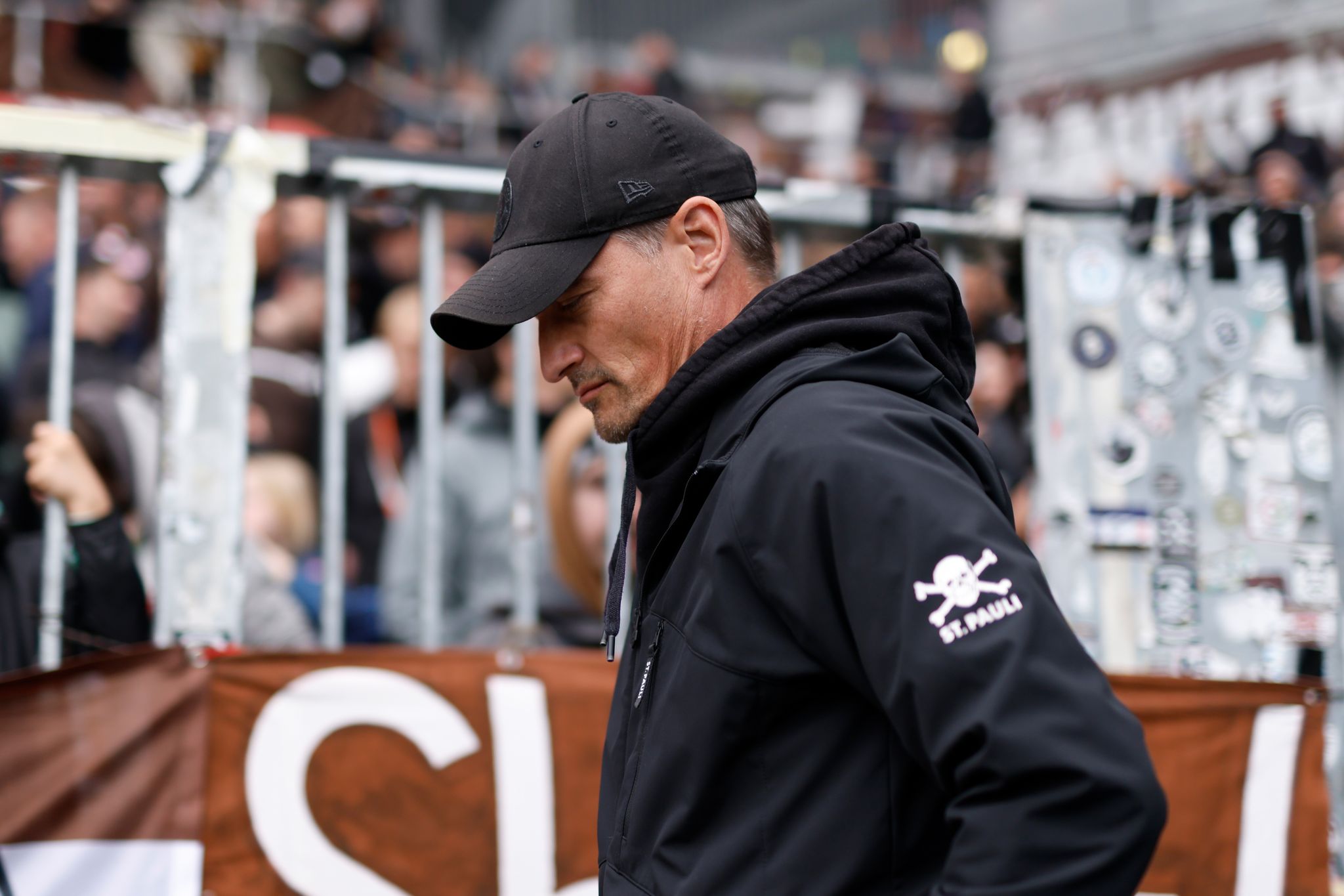 Bleibt er oder bleibt er nicht beim FC St. Pauli?: St. Pauli-Trainer Alexander Blessin zögert noch mit der Antwort.
