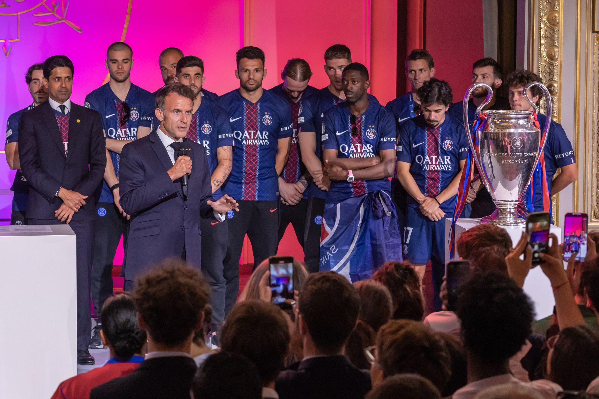 Emmanuel Macron empfängt das Team von PSG.
