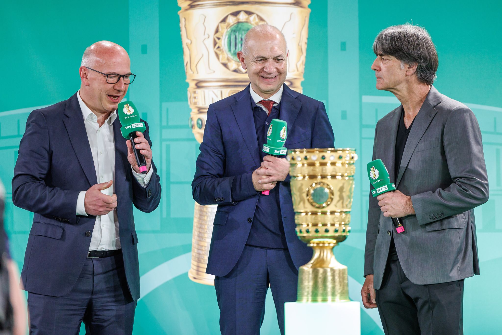 Ex-Bundestrainer Joachim Löw (r) bei der Übergabe des DFB-Pokals für das Finale in Berlin.