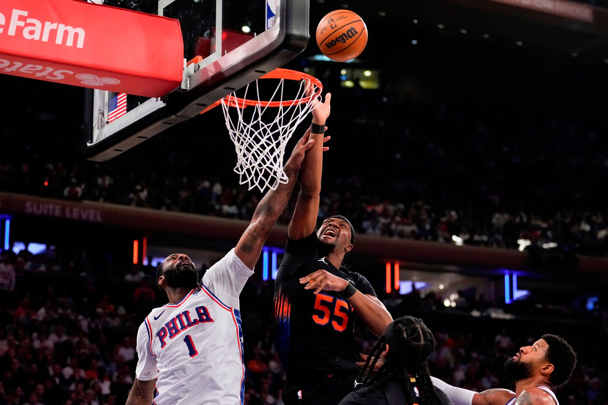 Center-Talent Ariel Hukporti (r) kam wegen der dünnen Personaldecke der Knicks früh uns Spiel.