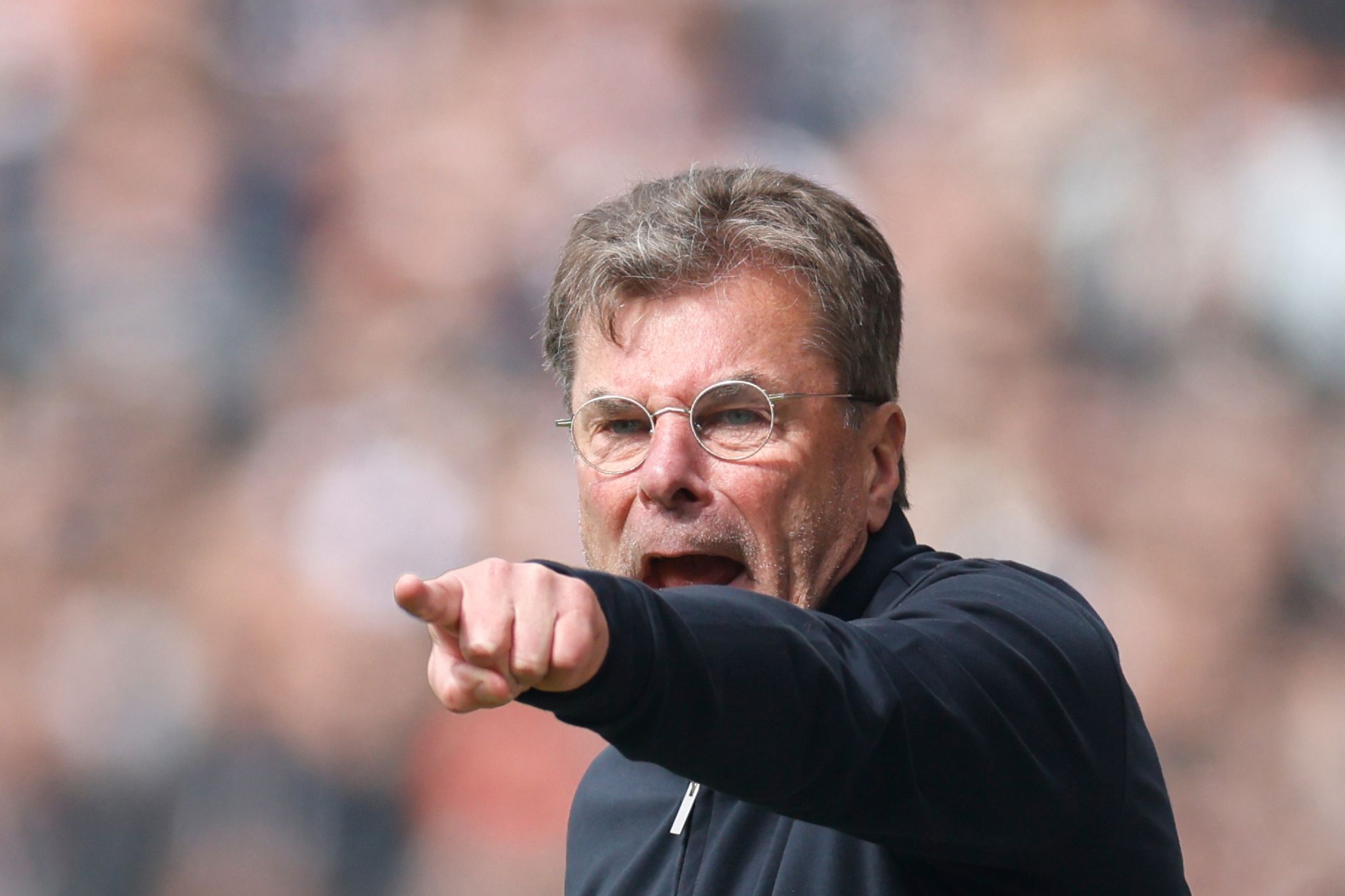 Dieter Hecking will den VfL Wolfsburg über die Relegation zum Klassenerhalt führen. (Archivbild)