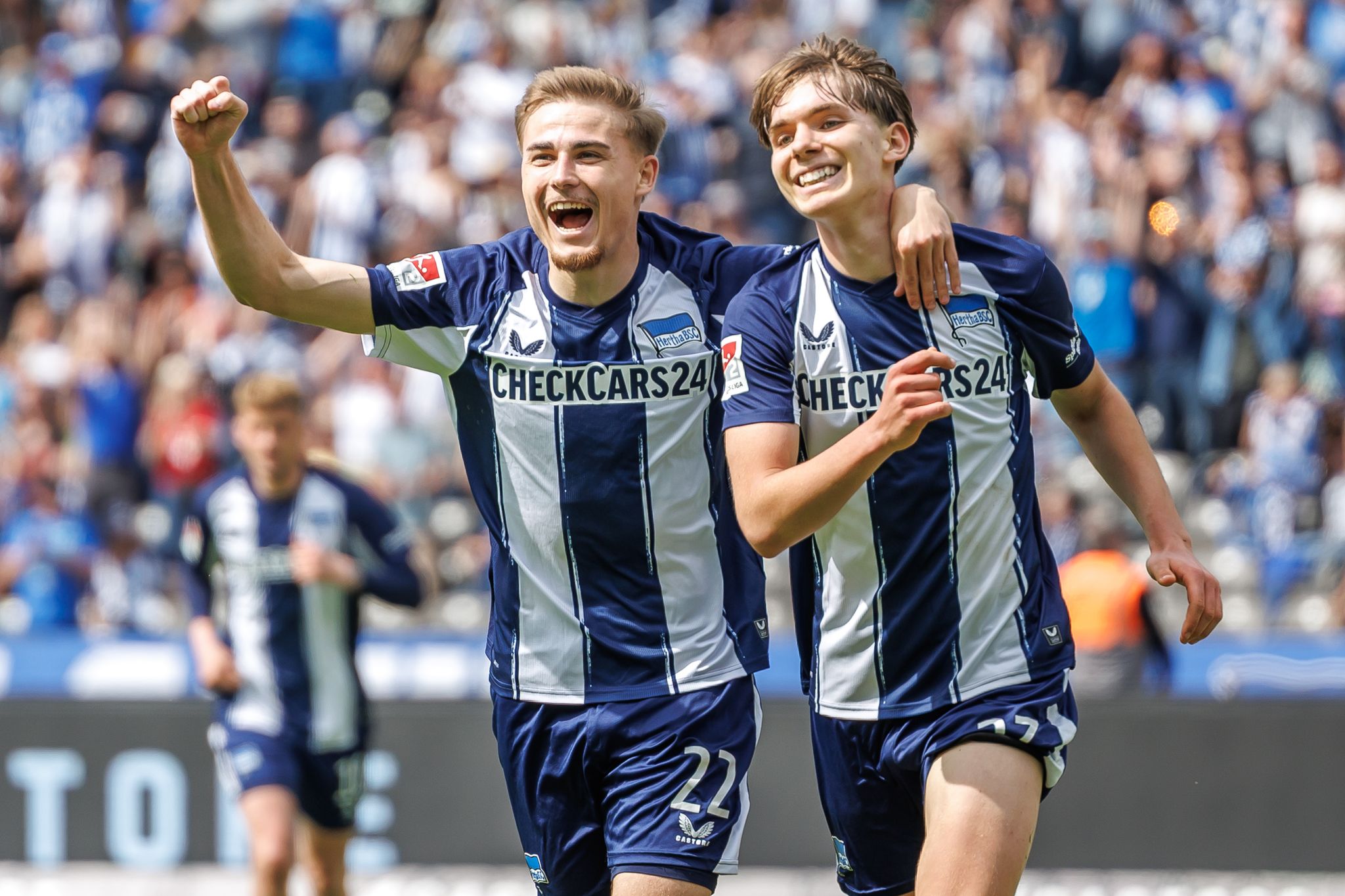 Hertha-Profi Kennet Eichhorn (rechts) ist der jüngste Torschütze der Zweitliga-Historie.