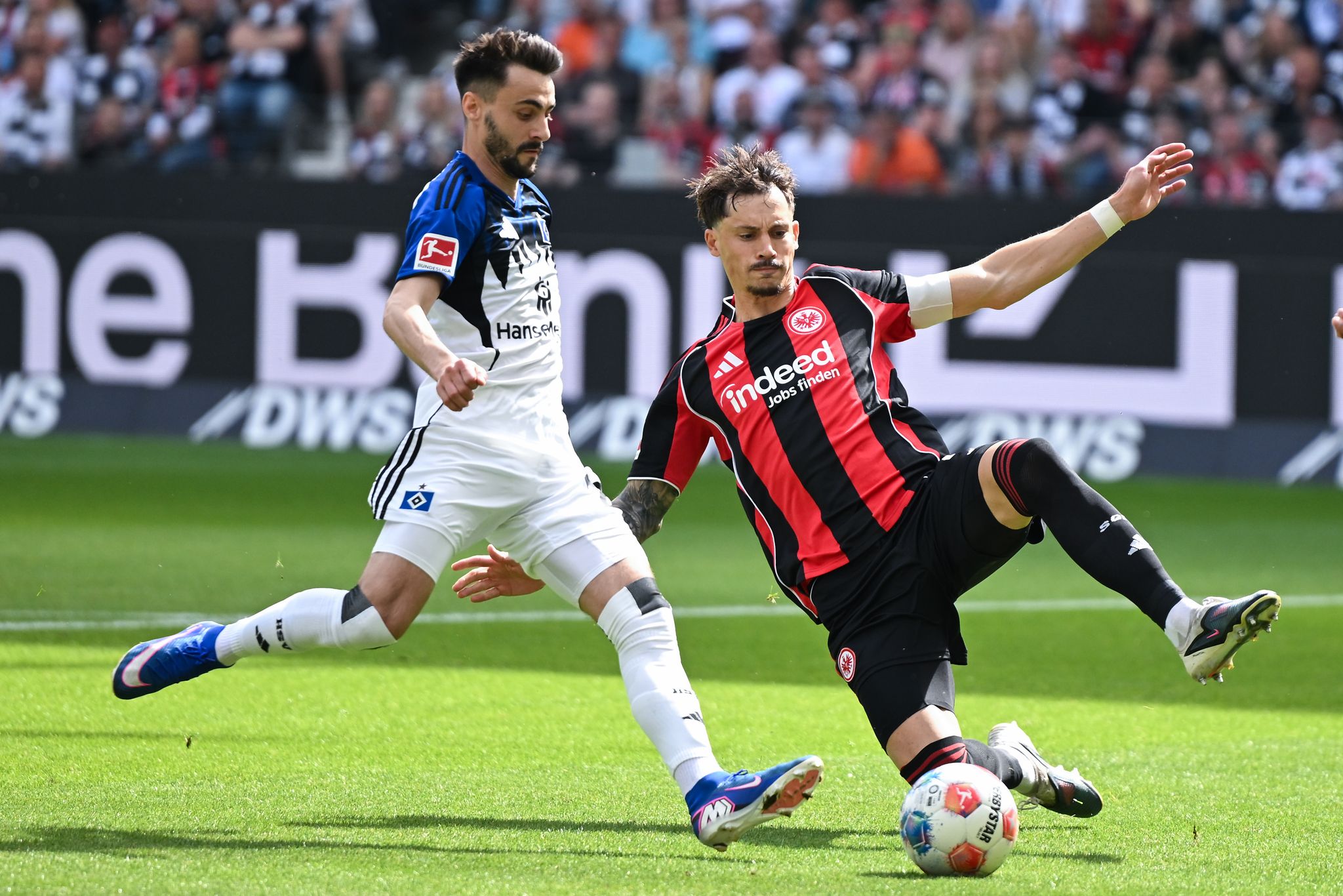 Der Hamburger Fábio Vieira (l) und der Frankfurter Robin Koch kämpfen um den Ball.