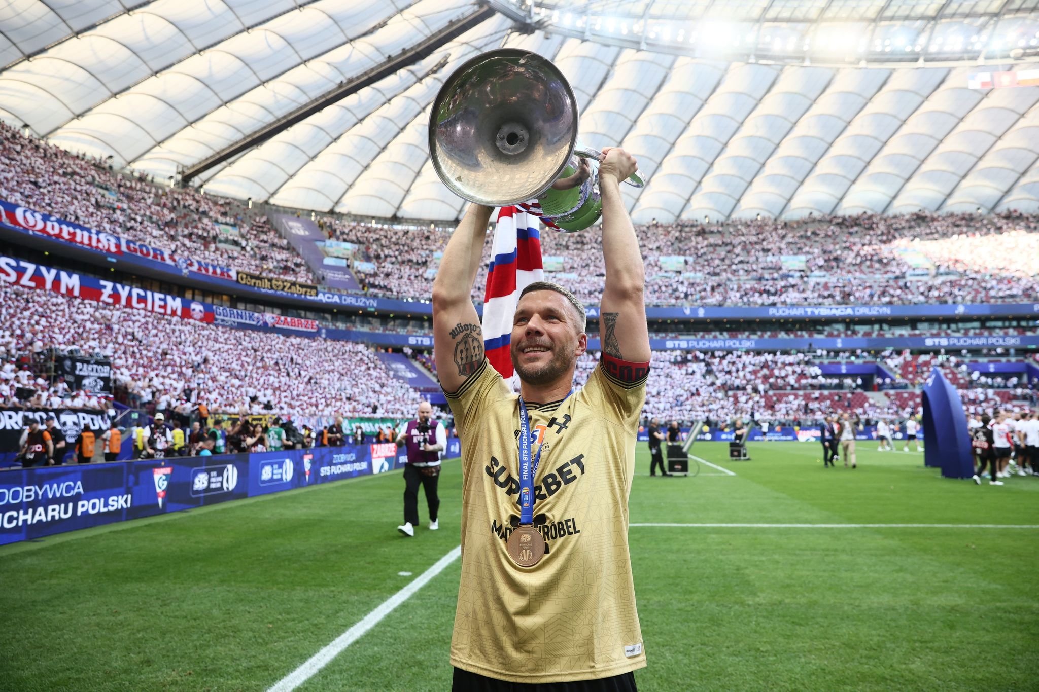 Riesenfreude bei Pokalsieger Lukas Podolski.