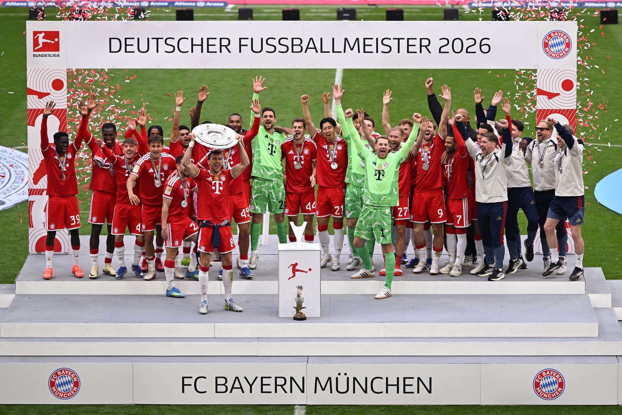 Die Bayern feiern mit der Meisterschale