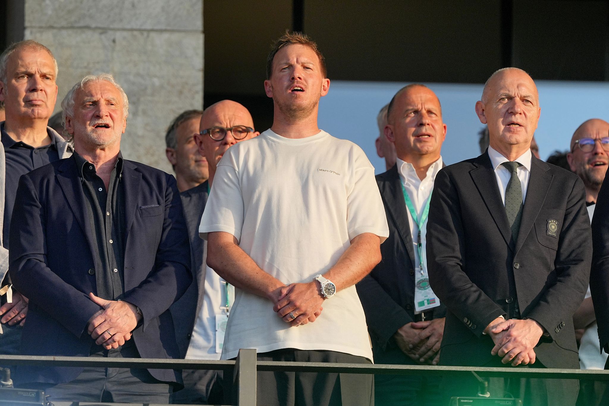 Julian Nagelsmann (m.) steht zwischen DFB-Sportdirektor Rudi Völler (l.) und Verbandschef Bernd Neuendorf (r.) auf der Tribüne des Berliner Olympiastadions.
