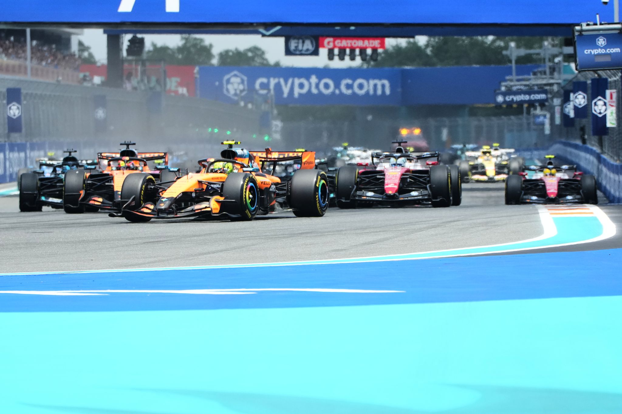 Lando Norris im McLaren lässt die Konkurrenz hinter sich.