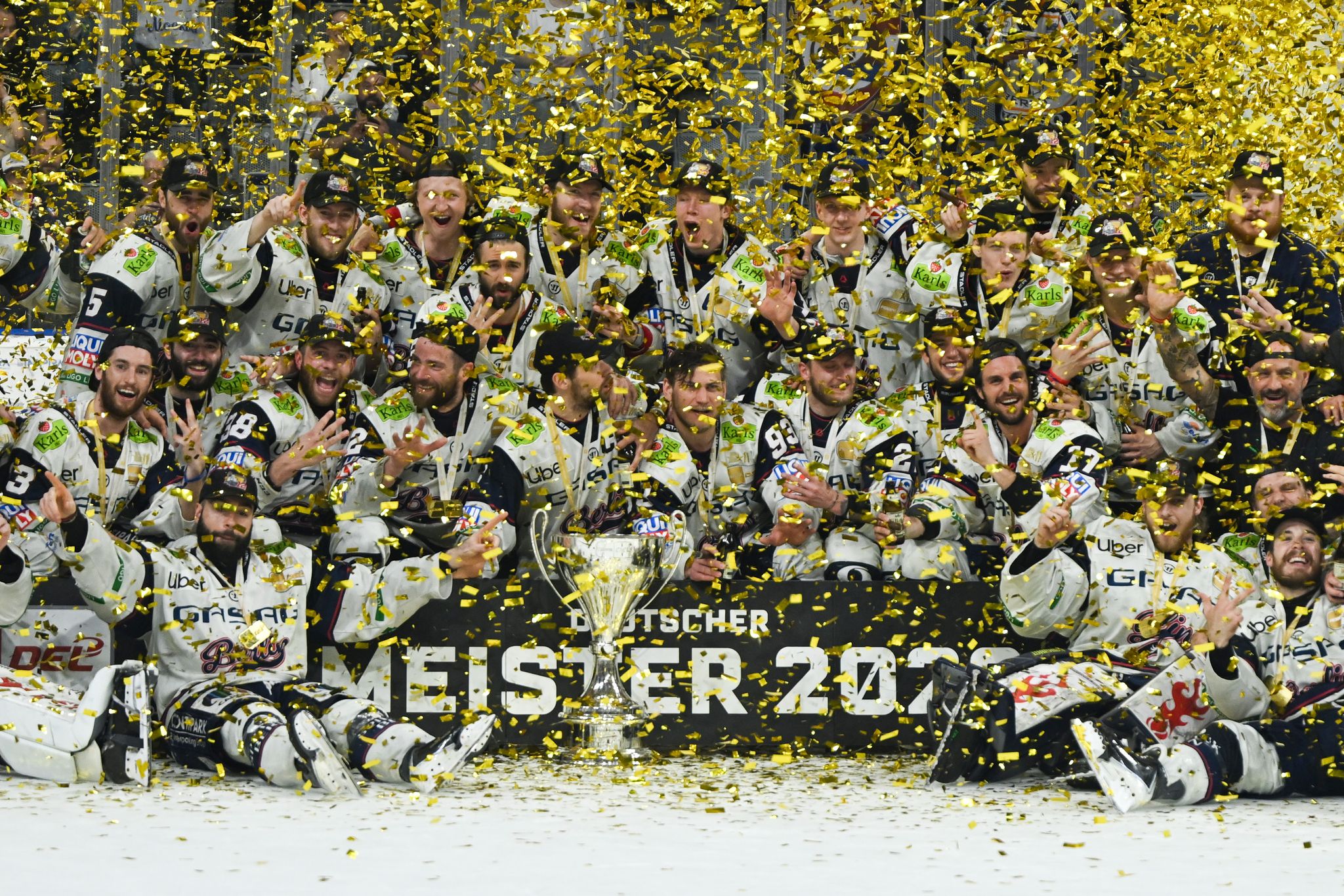 Die Eisbären jubeln über ihren zwölften DEL-Titel - mittendrin Marcel Noebels.