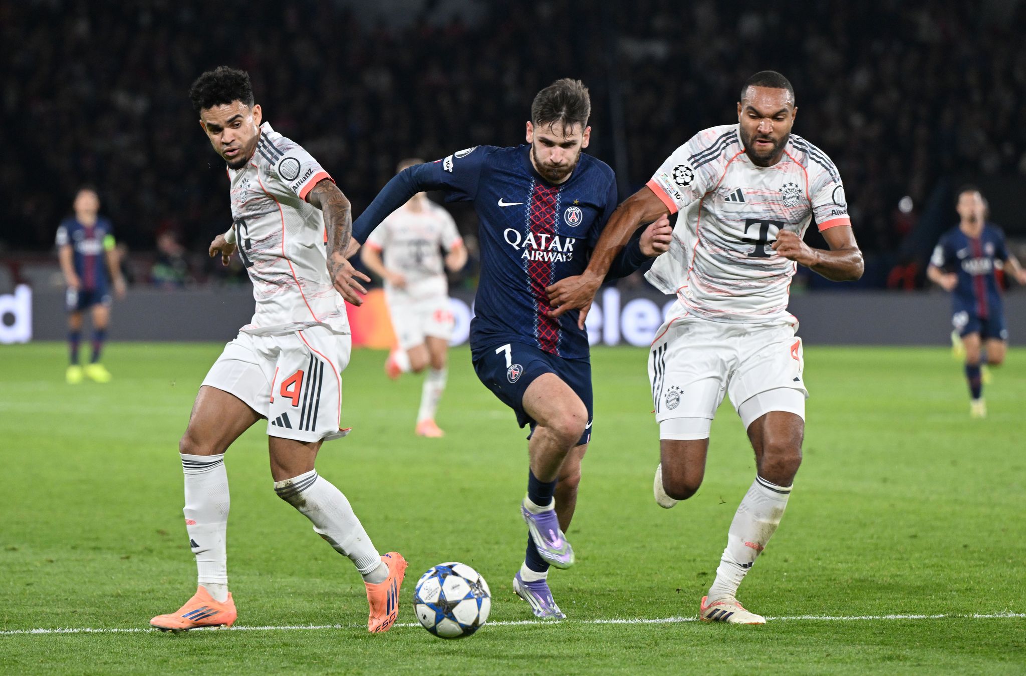 Ein Stürmer mit enormer Dynamik: PSG-Profi Chwitscha Kwarazchelia (M). (Archivbild)