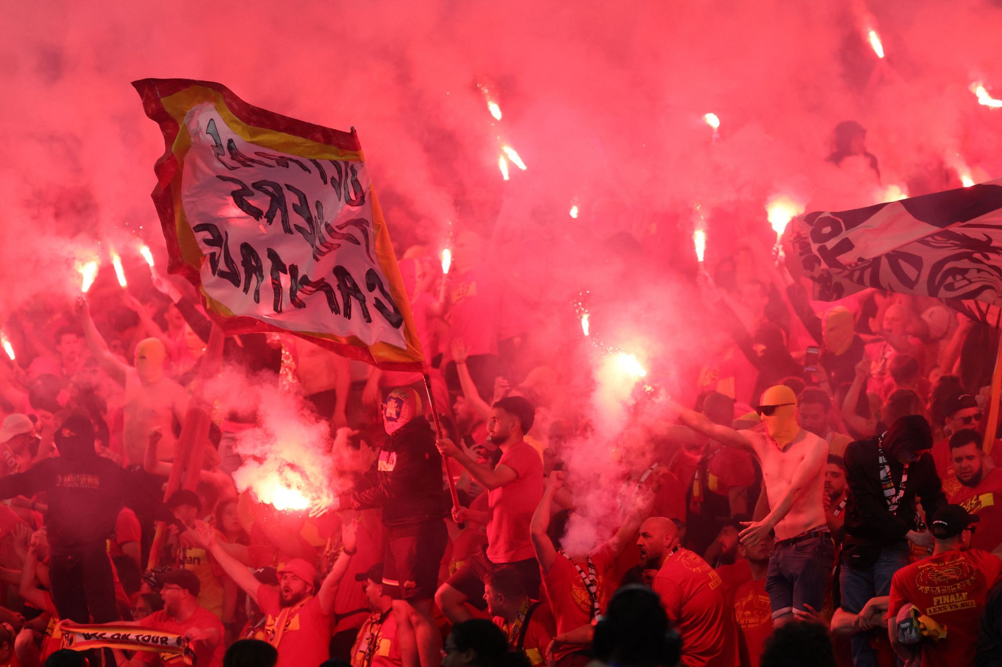 Beim französischen Pokalfinale zündeten die Fans reichlich Pyrotechnik.