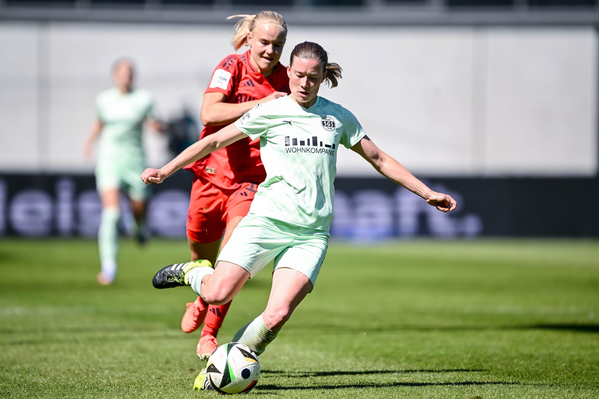 Die Wege trennen sich: In der Liga werden Lena Ostermeier (r) und die SGS Essen nicht mehr auf Bayerns Pernille Harder treffen. (Archivbild)