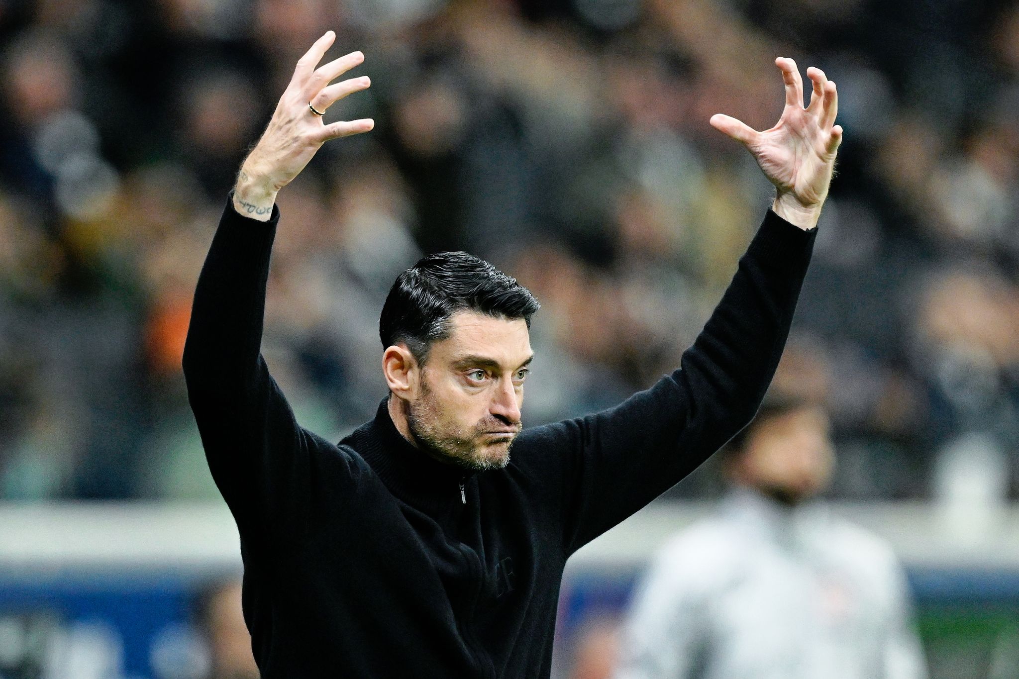 Eintracht Frankfurts Trainer Albert Riera hat heftige Kritik an den Medien geübt. (Archivbild)