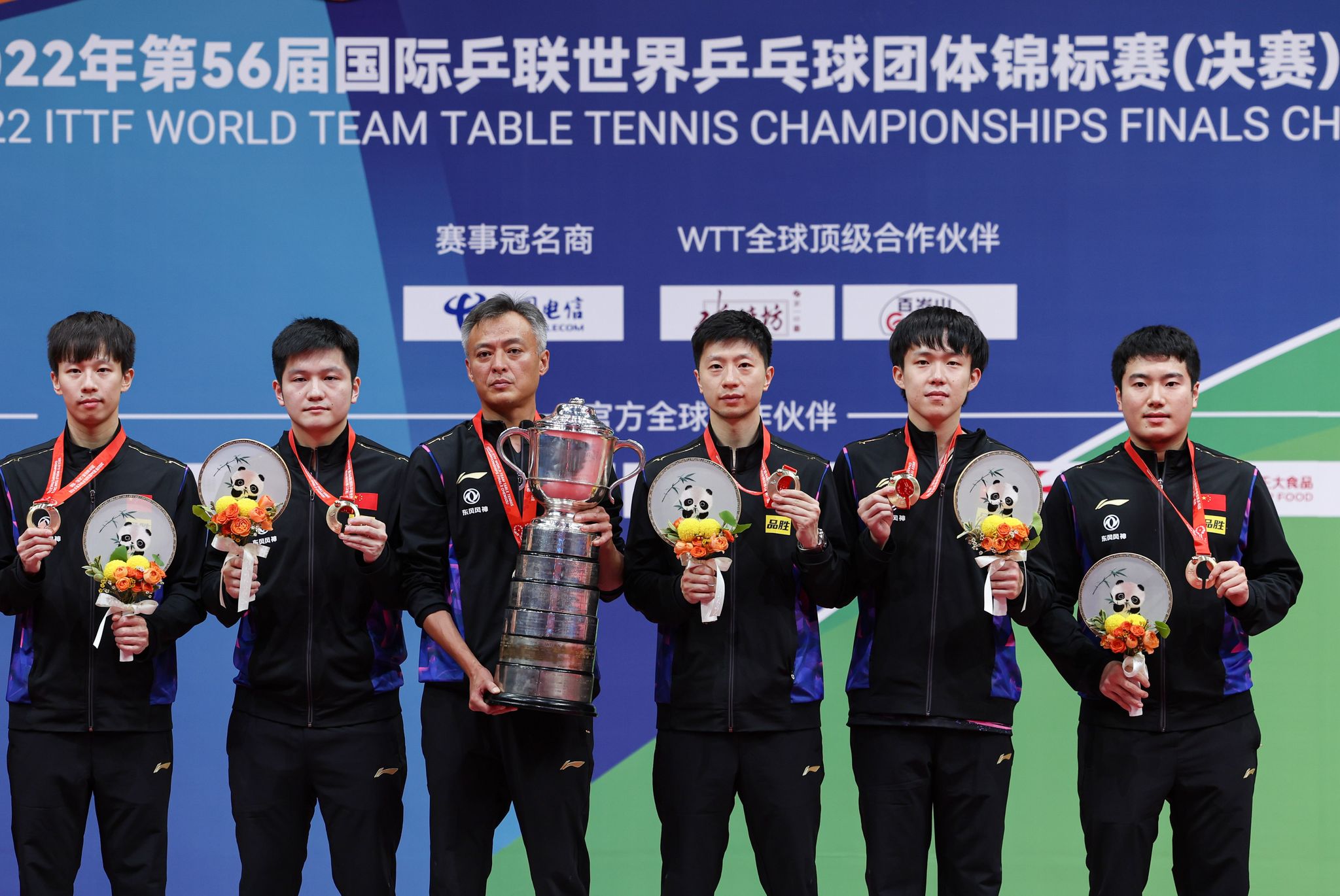 Nicht mehr aktiv: Chinas große Tischtennis-Generation mit den Olympiasiegern Fan Zhendong (2.v.l.) und Ma Long (4.v.l.). Das Foto entstand nach dem Sieg bei der Team-WM 2022 in Chengdu im Finale gegen Deutschland.