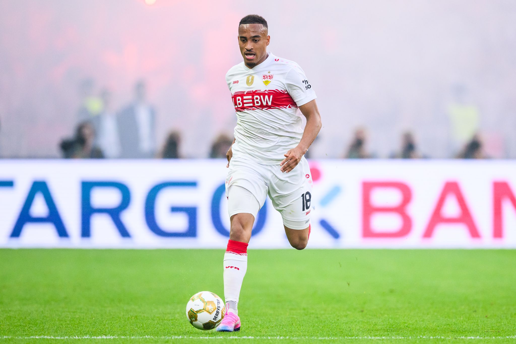 Jamie Leweling spielt als Flügelstürmer beim VfB Stuttgart. (Archivbild)