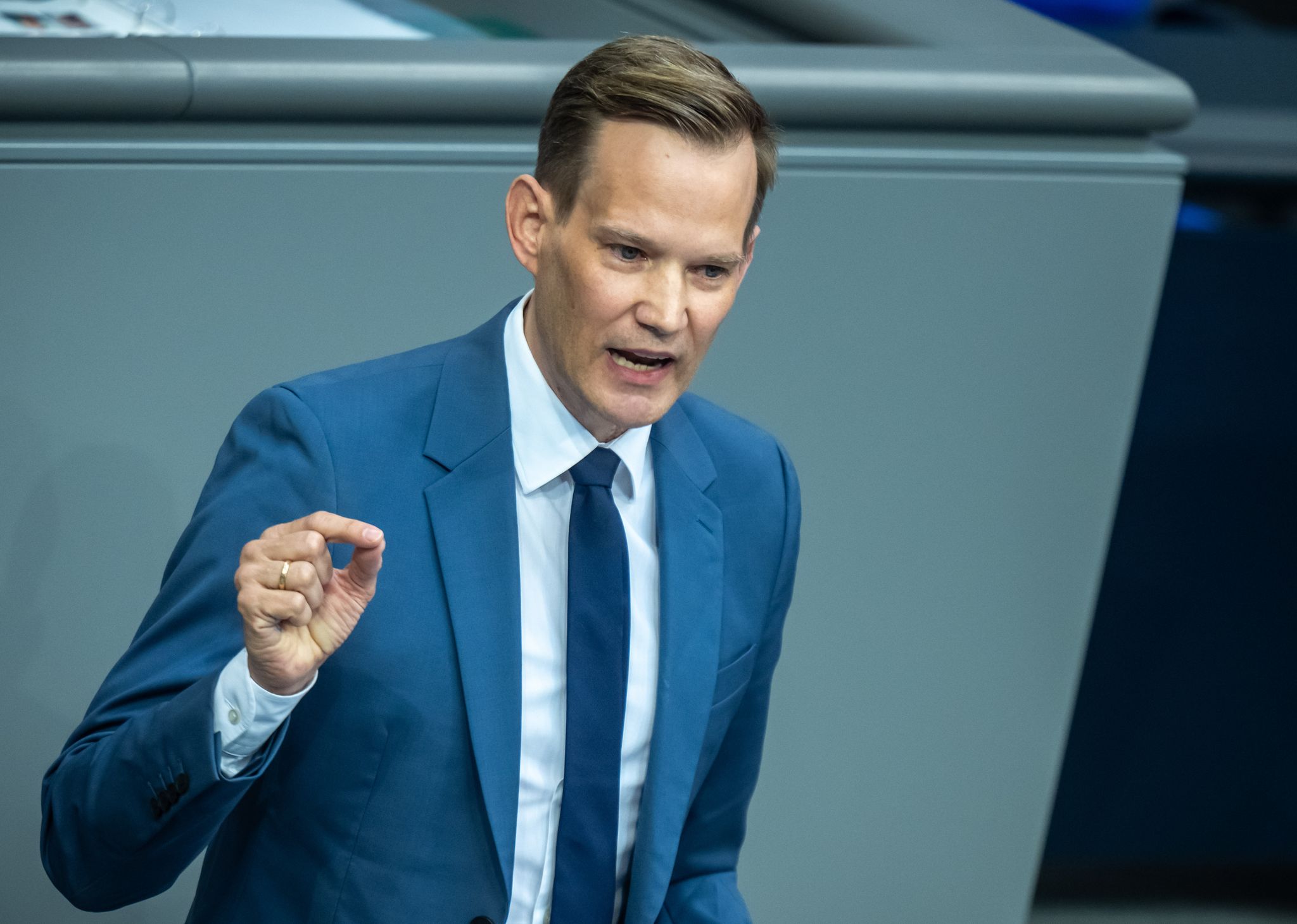 Hendrik Streeck warnt vor den Folgen von Sportwettenwerbung. (Archivbild)