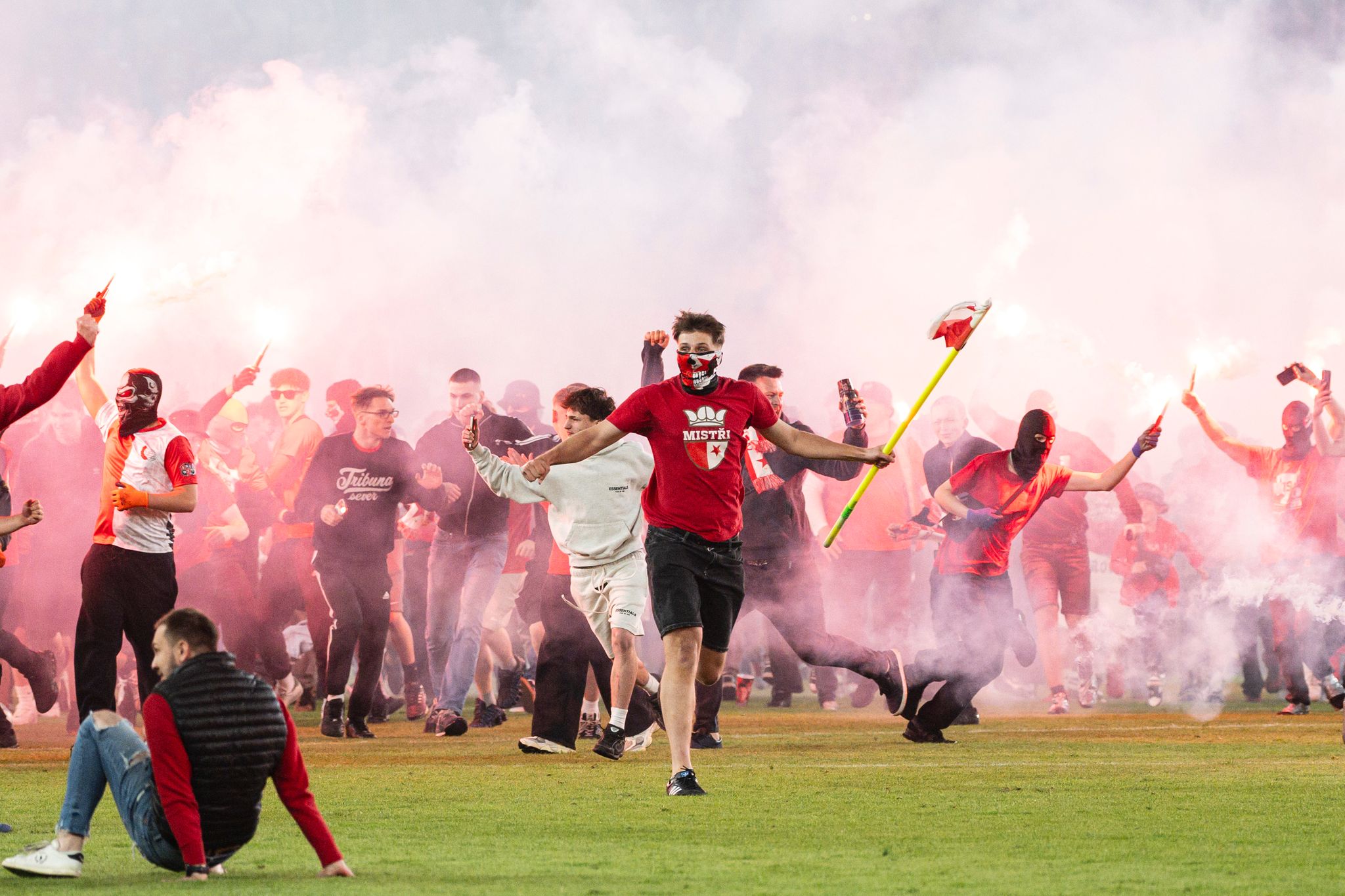 Das Spiel endete im Chaos: Wegen eines Platzsturms wurde das Derby Slavia Prag gegen Sparta Prag kurz vor dem Ende abgebrochen.