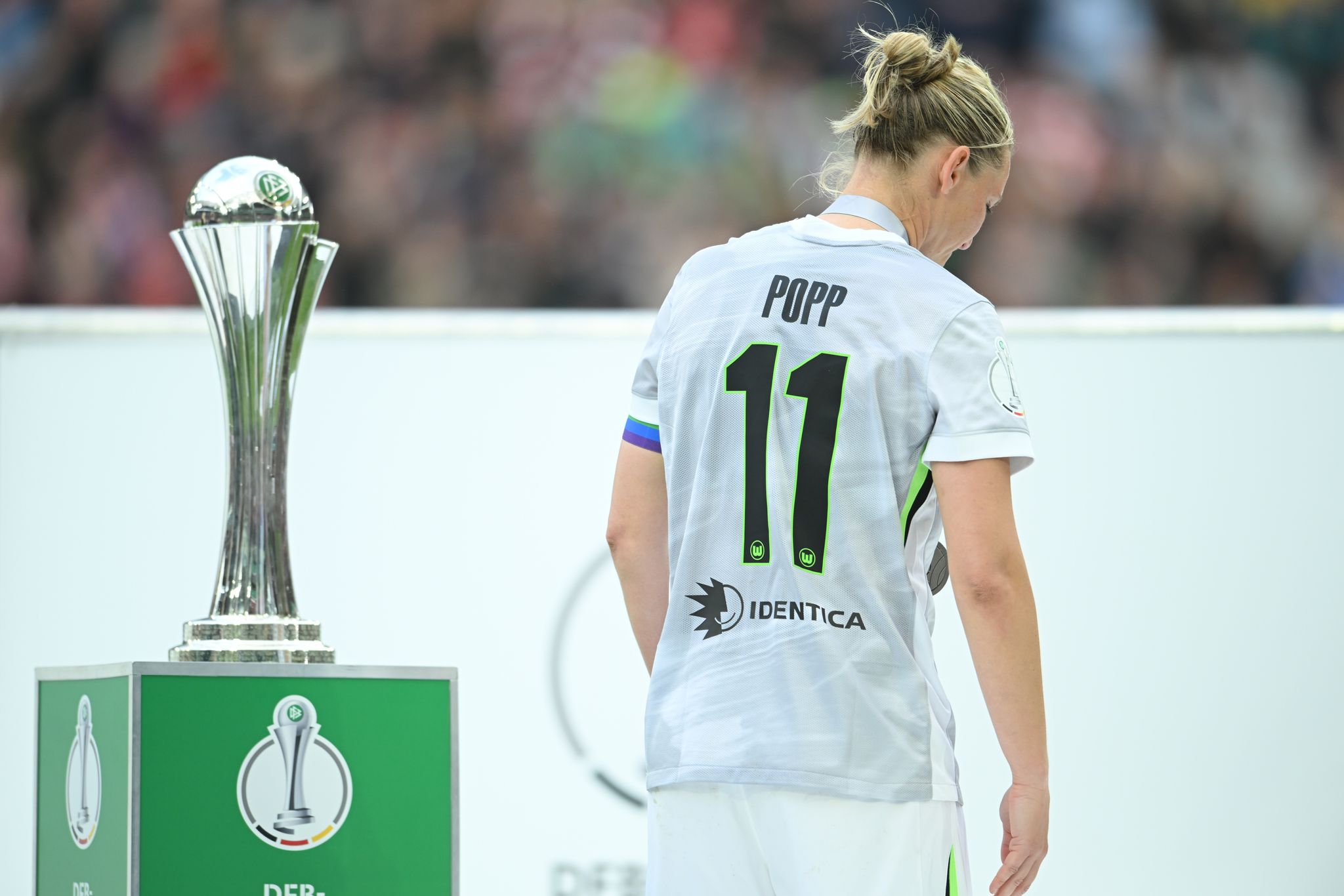 Abschied ohne Titel: Nach dem 0:4 ging Popp mit gesenktem Kopf an der Trophäe vorbei.