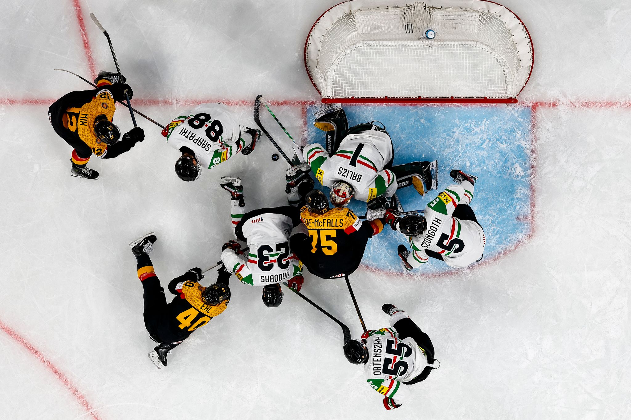 Der deutschen Eishockey-Nationalmannschaft gelang gegen Ungarn der erste WM-Erfolg in der Schweiz.