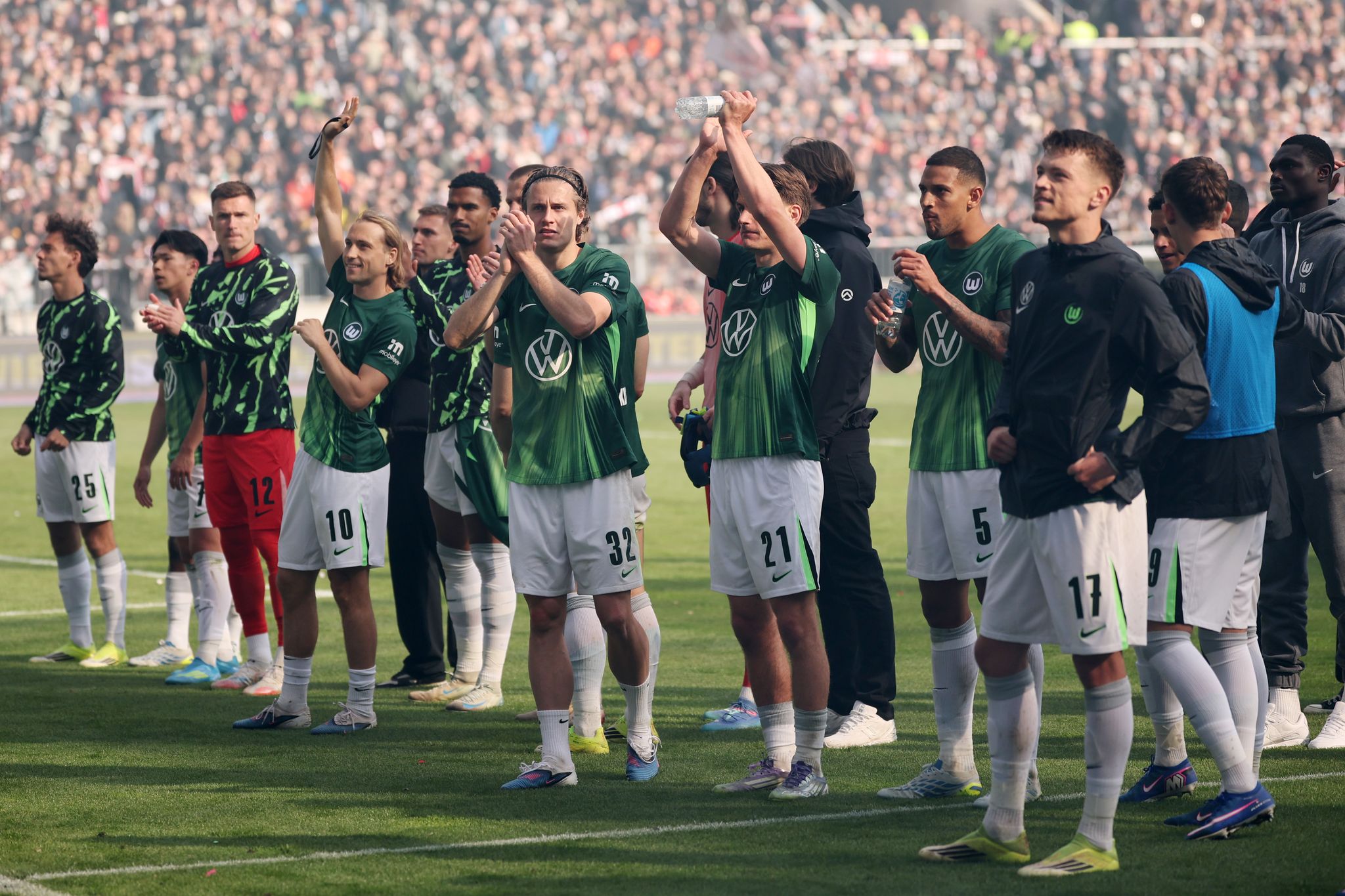 Die Spieler des VfL Wolfsburg nach dem Abstiegsduell beim FC St. Pauli.