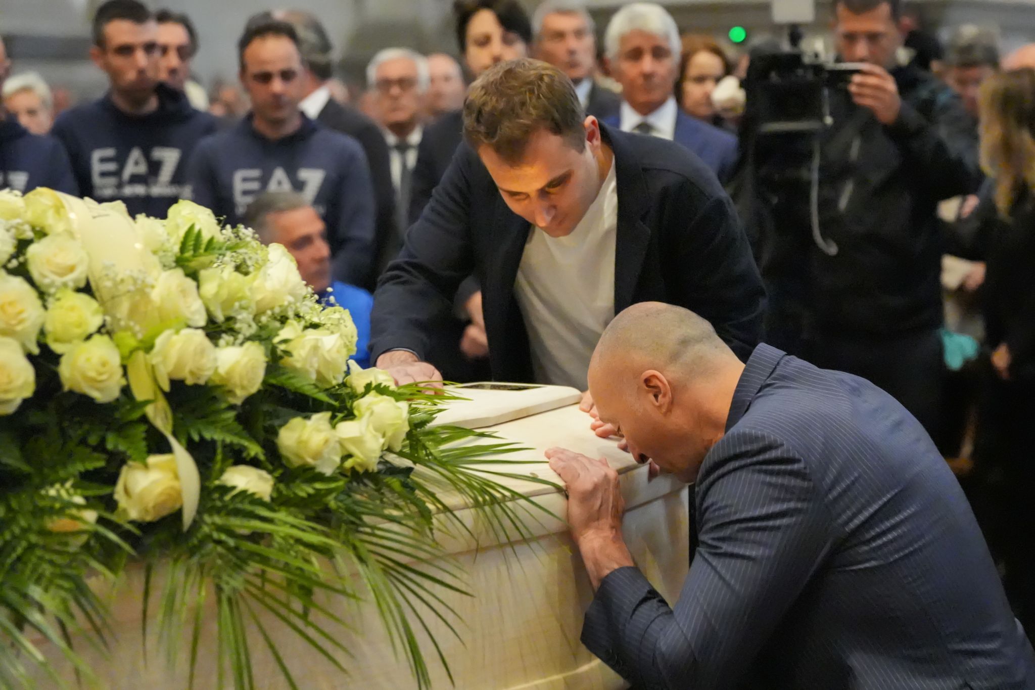 Sohn Niccolò (links) und ein Freund Zanardis nahmen Abschied am Sarg.
