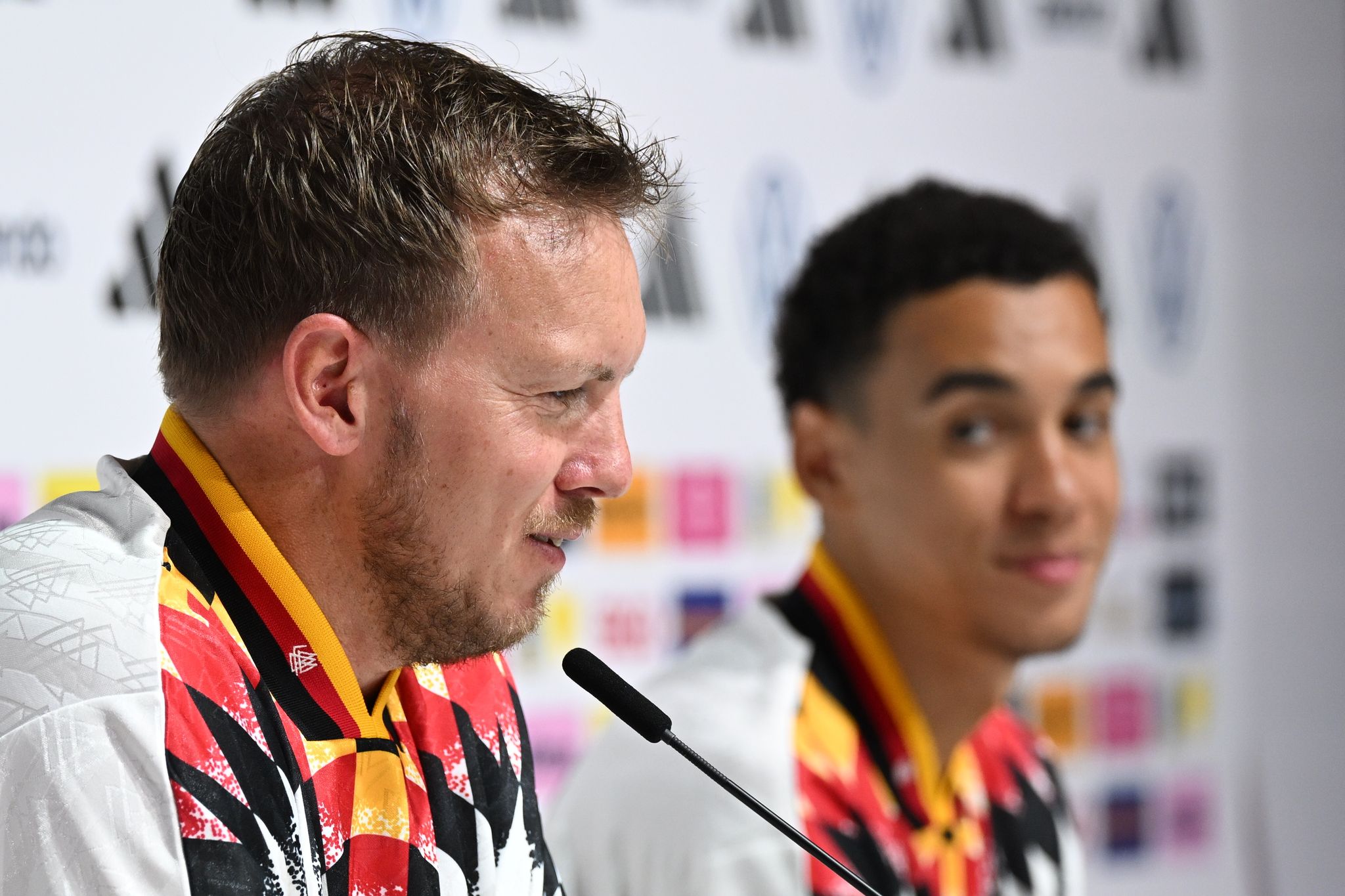Julian Nagelsmann (l.) und Jamal Musiala (r.) sprechen bei der DFB-Pressekonferenz.