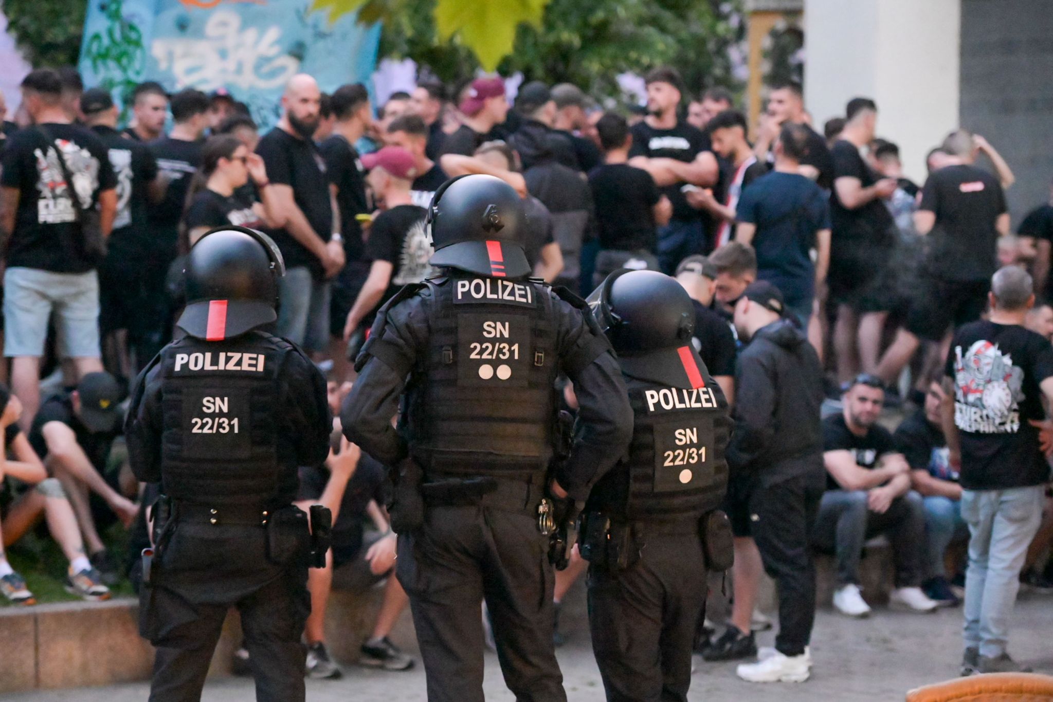 Wie viele Fans an den Auseinandersetzungen beteiligt waren und ob es Verletzte gab