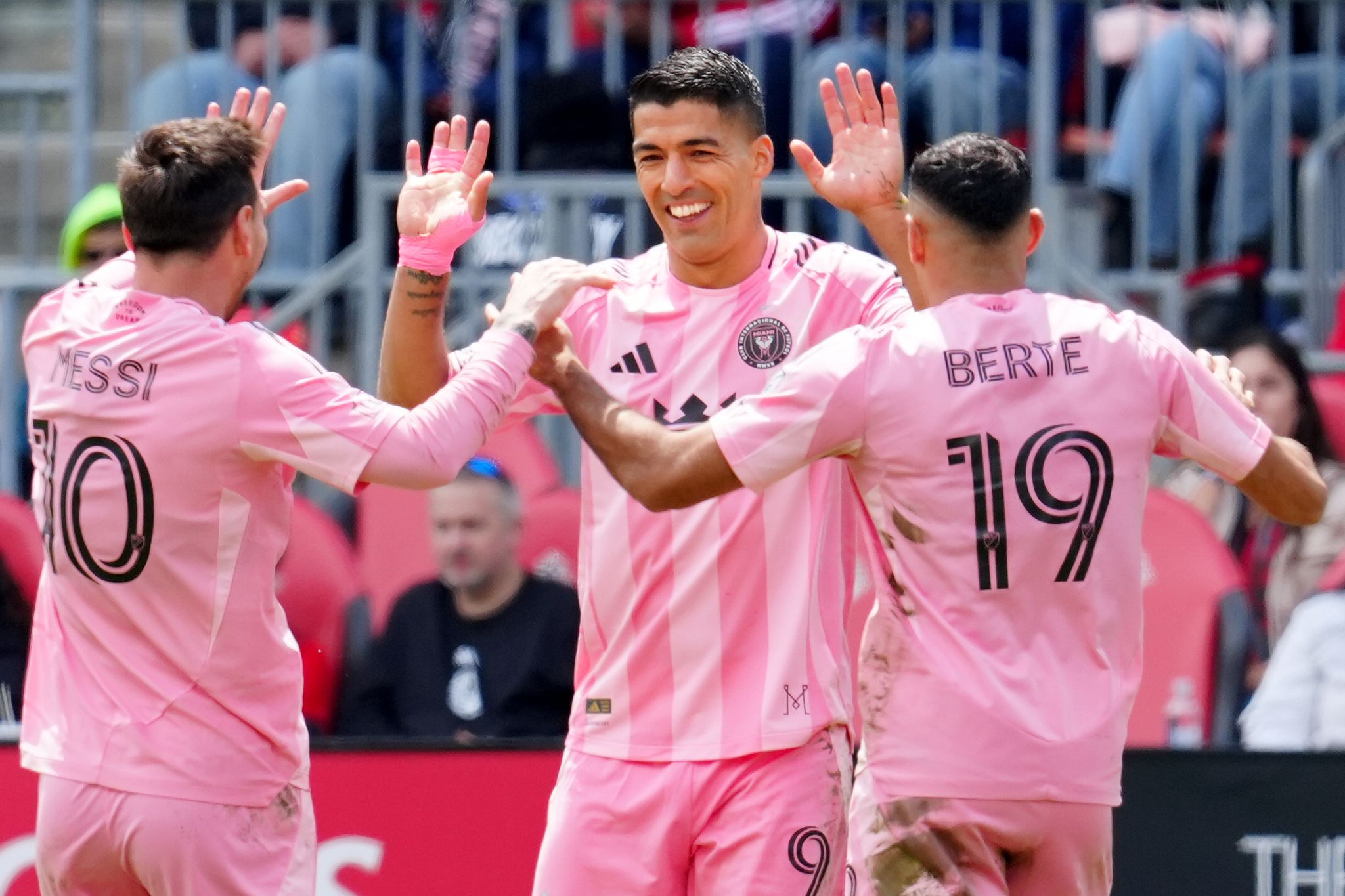 Wie zu besten Zeiten: Lionel Messi (l) feiert einen Treffer von Luis Suarez.