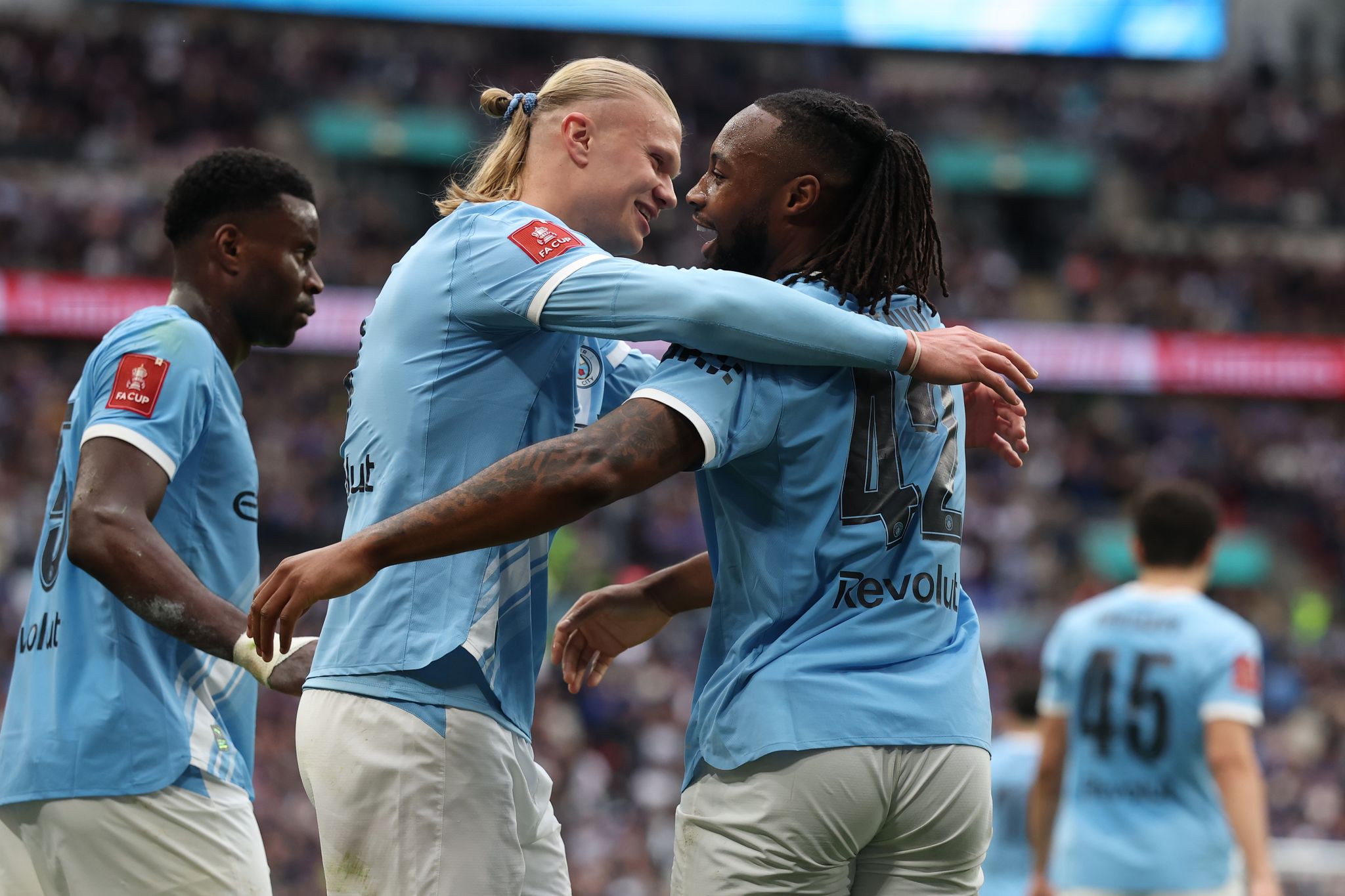 Antoine Semenyo von Manchester City (r) feiert mit Vorlagengeber Erling Haaland von Manchester City nach dem Siegtor.