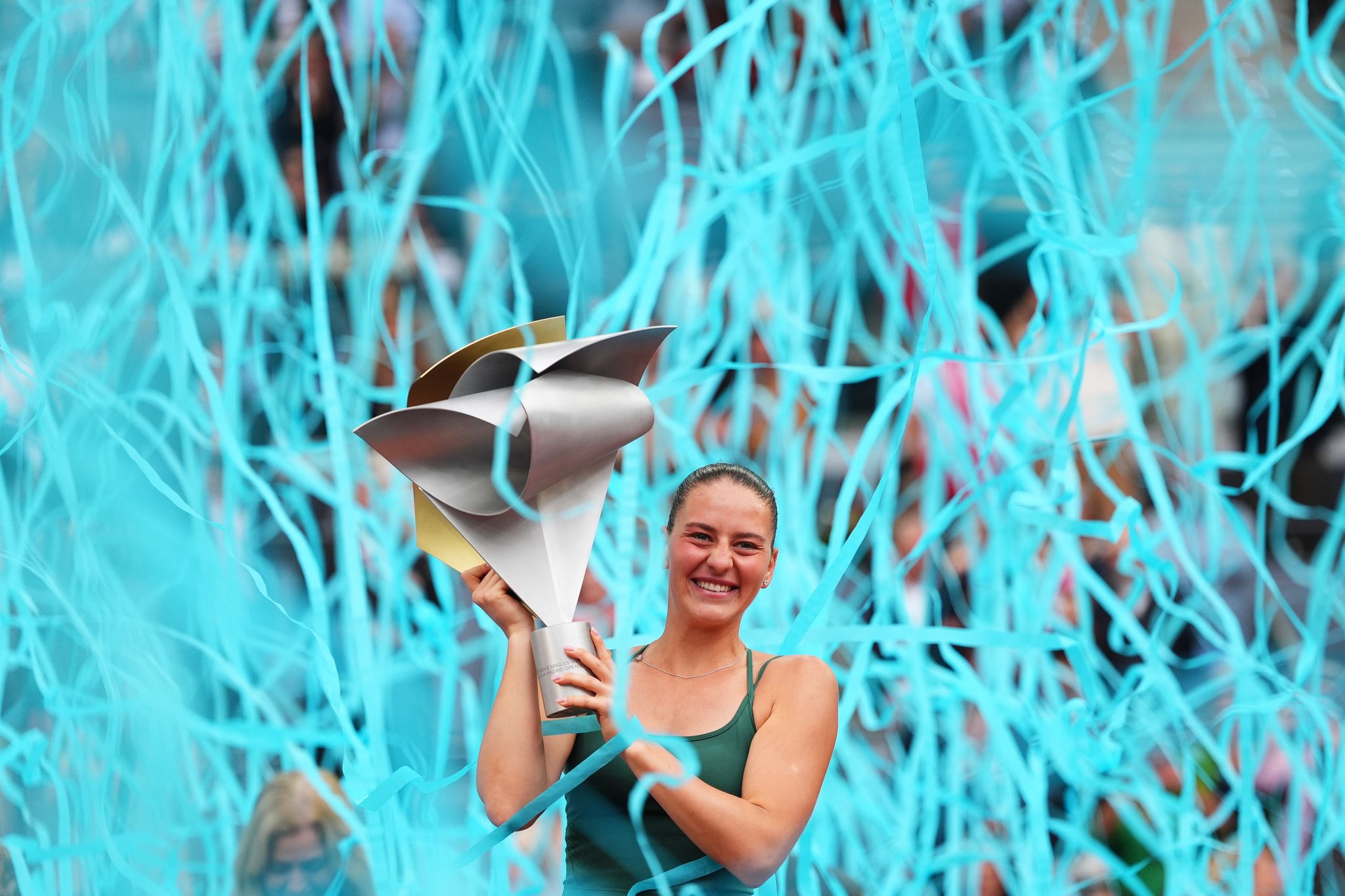 Überglücklich im Konfettiregen: Marta Kostjuk nach ihrem Finaltriumph in Madrid.