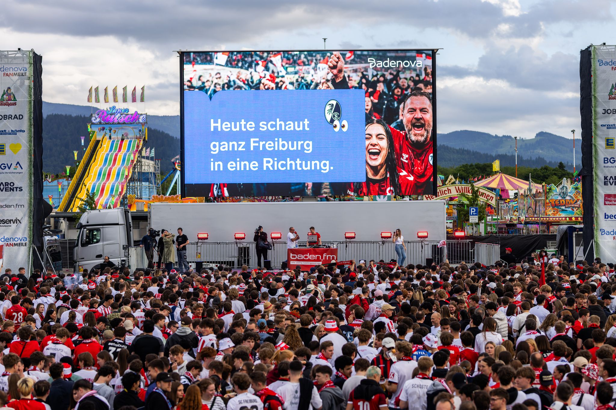Finale auf großer Leinwand: In Freiburg verfolgen Tausende das Europa-League-Spiel ihres Clubs.