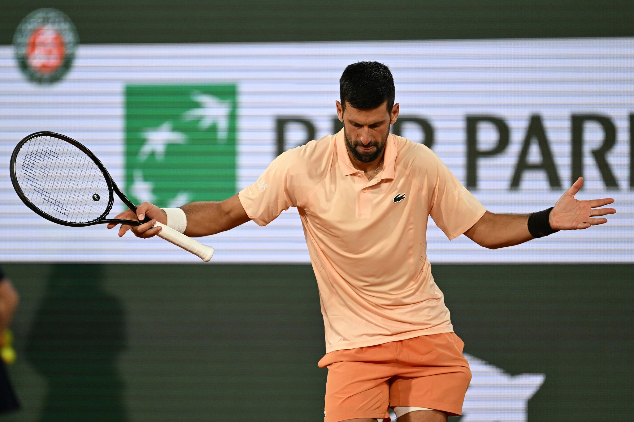 Djokovic tanzt nach seinem Erstrundensieg bei den French Open.