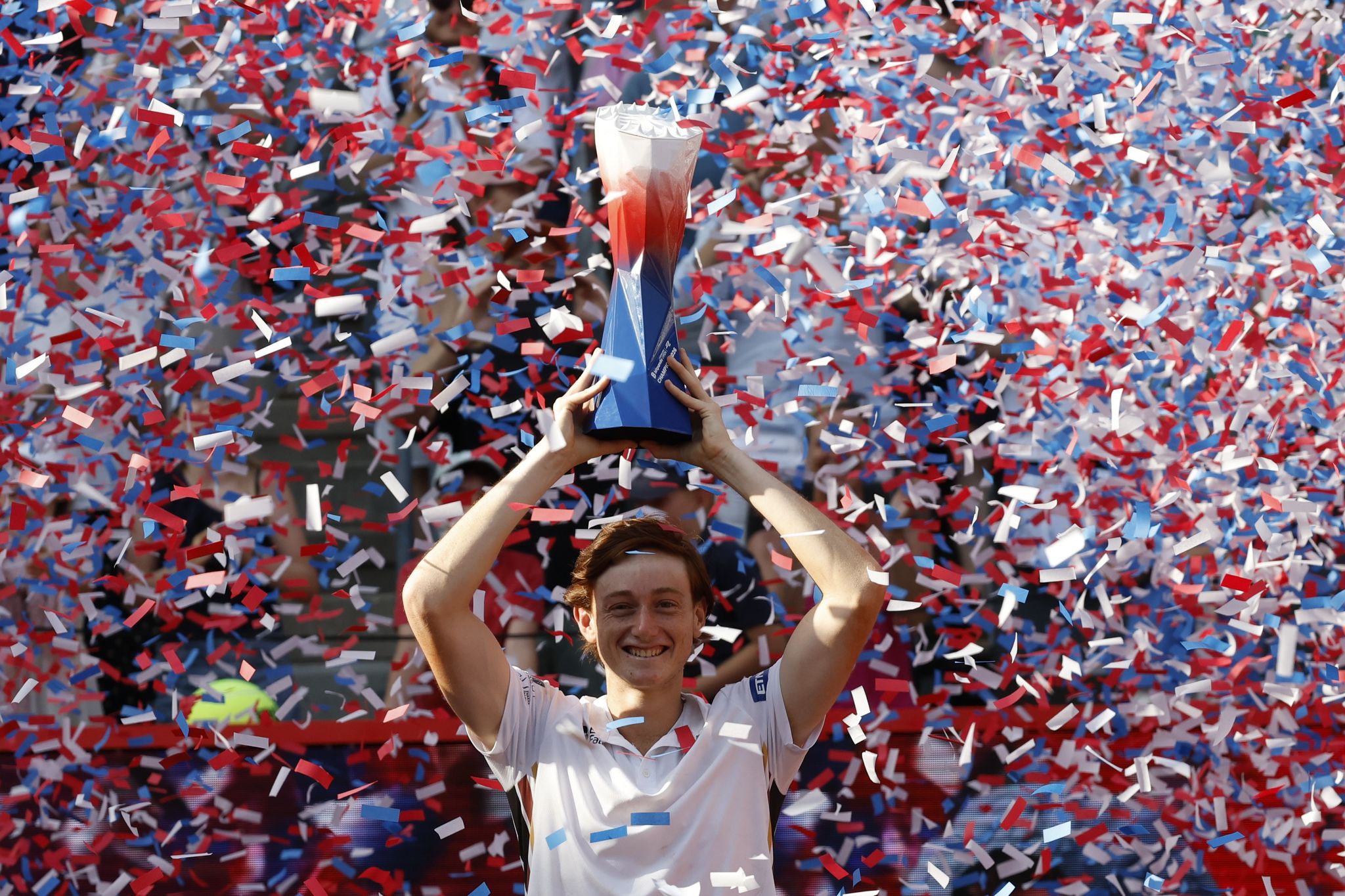 Ignacio Buse mit der Siegertrophäe.