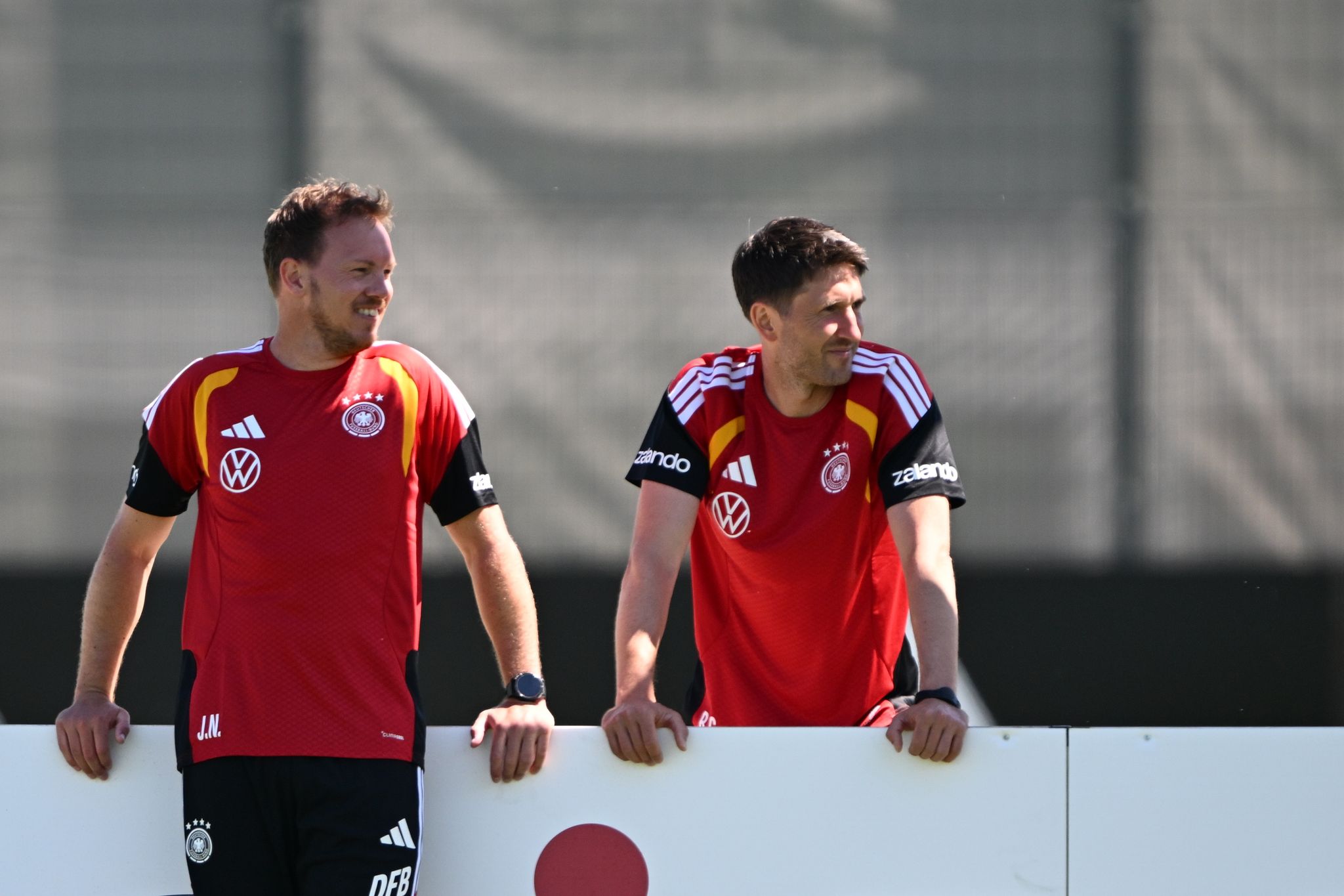 Bundestrainer Julian Nagelsmann (l) steht am Trainingsplatz neben seinem Assistenten Benjamin Glück.