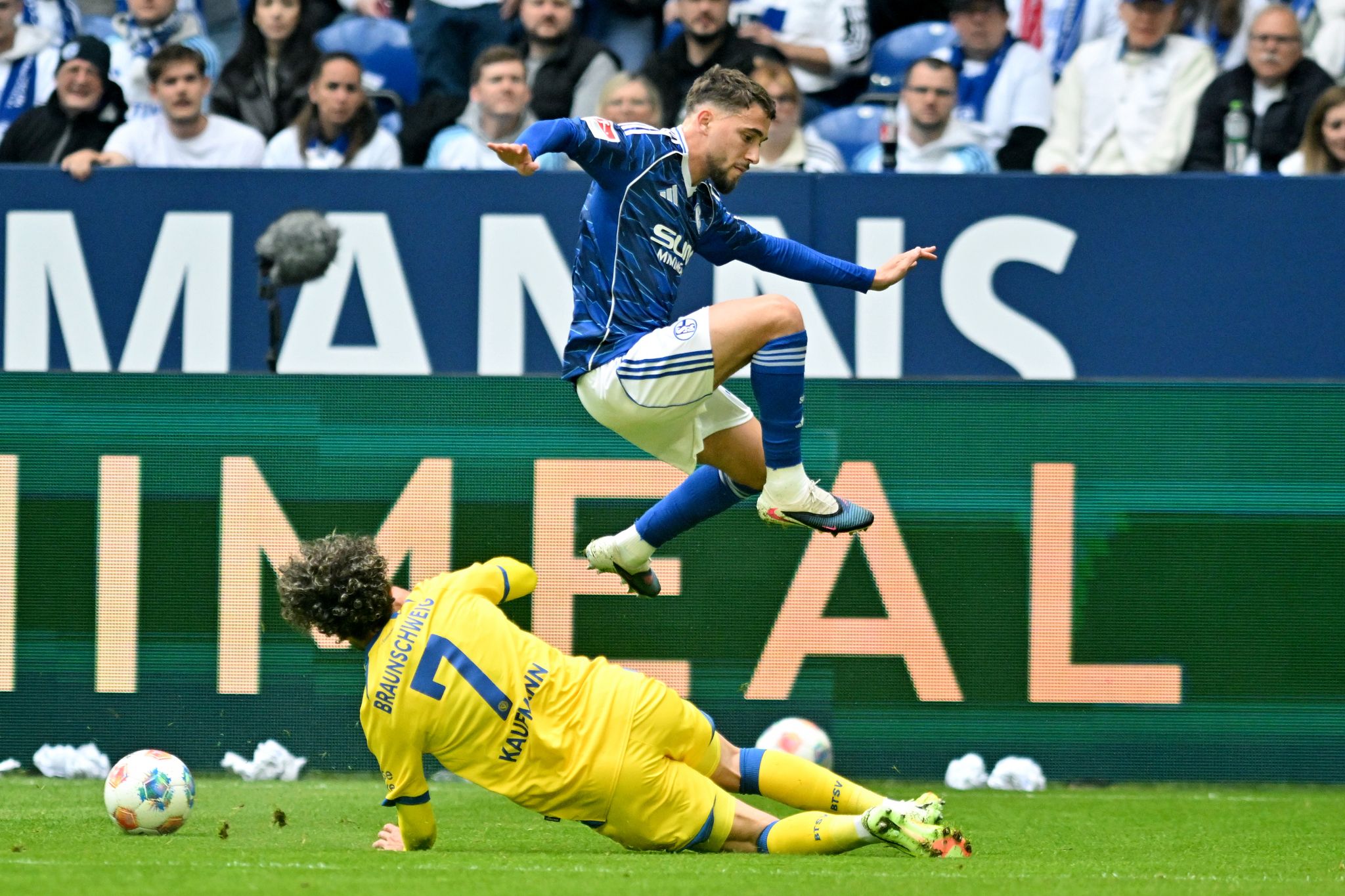 Braunschweiger und Schalker lieferten sich packende Duelle.