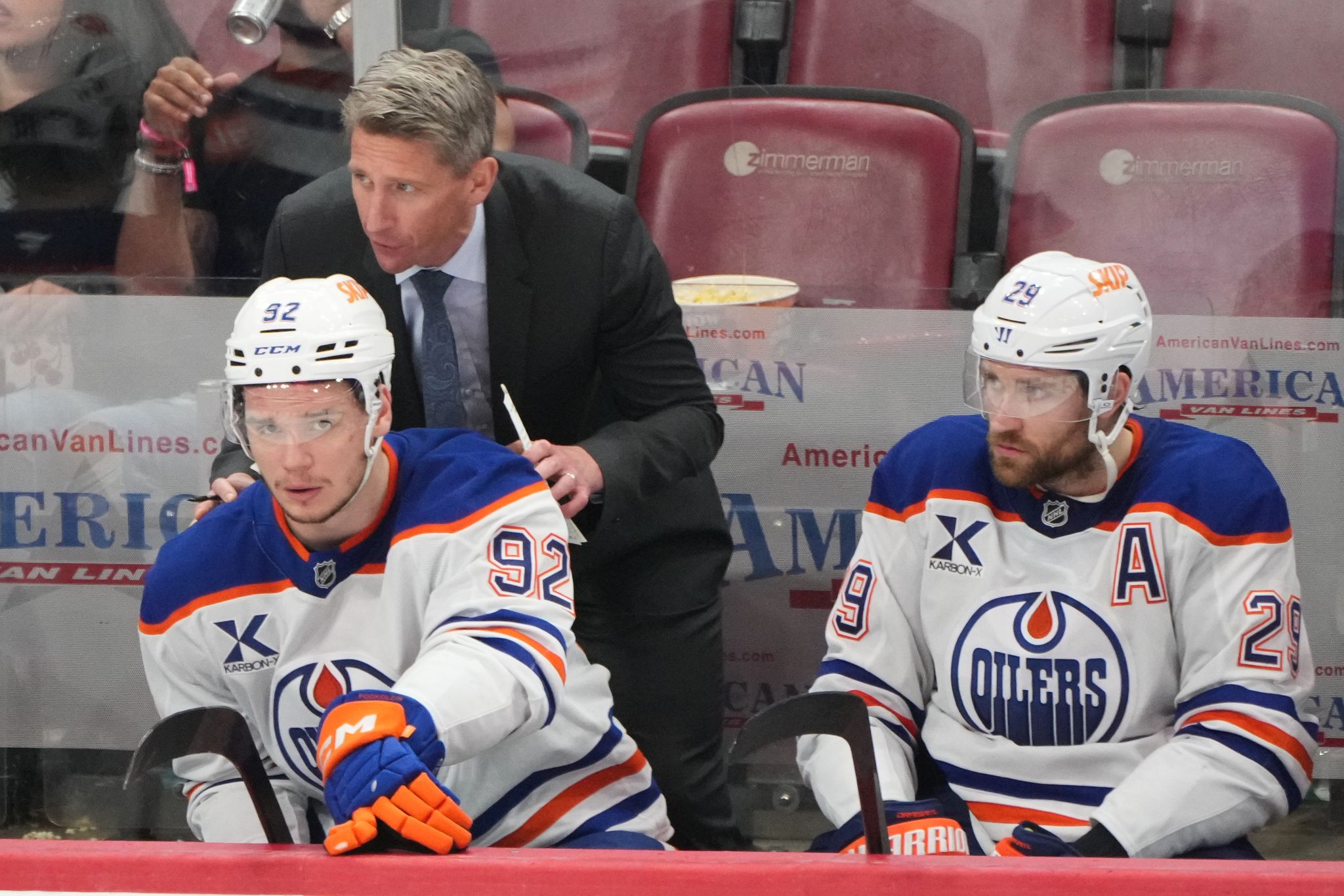Kris Knoblauch (hinten) ist nicht mehr der Coach von Leon Draisaitl (r). (Archivbild)