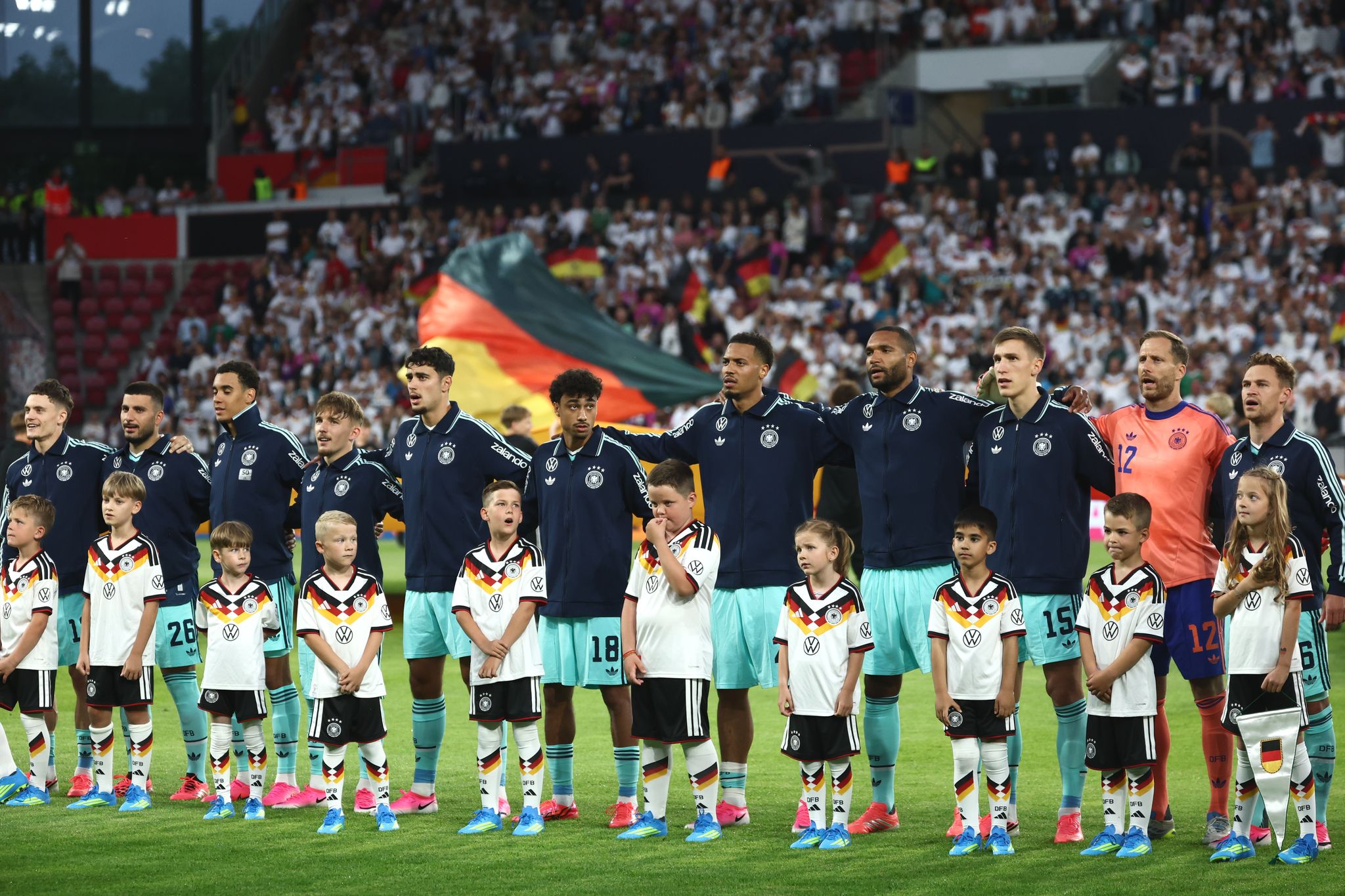 Die Fußball-Nationalspieler beim Abspielen der Nationalhymne vor dem Spiel gegen Finnland.