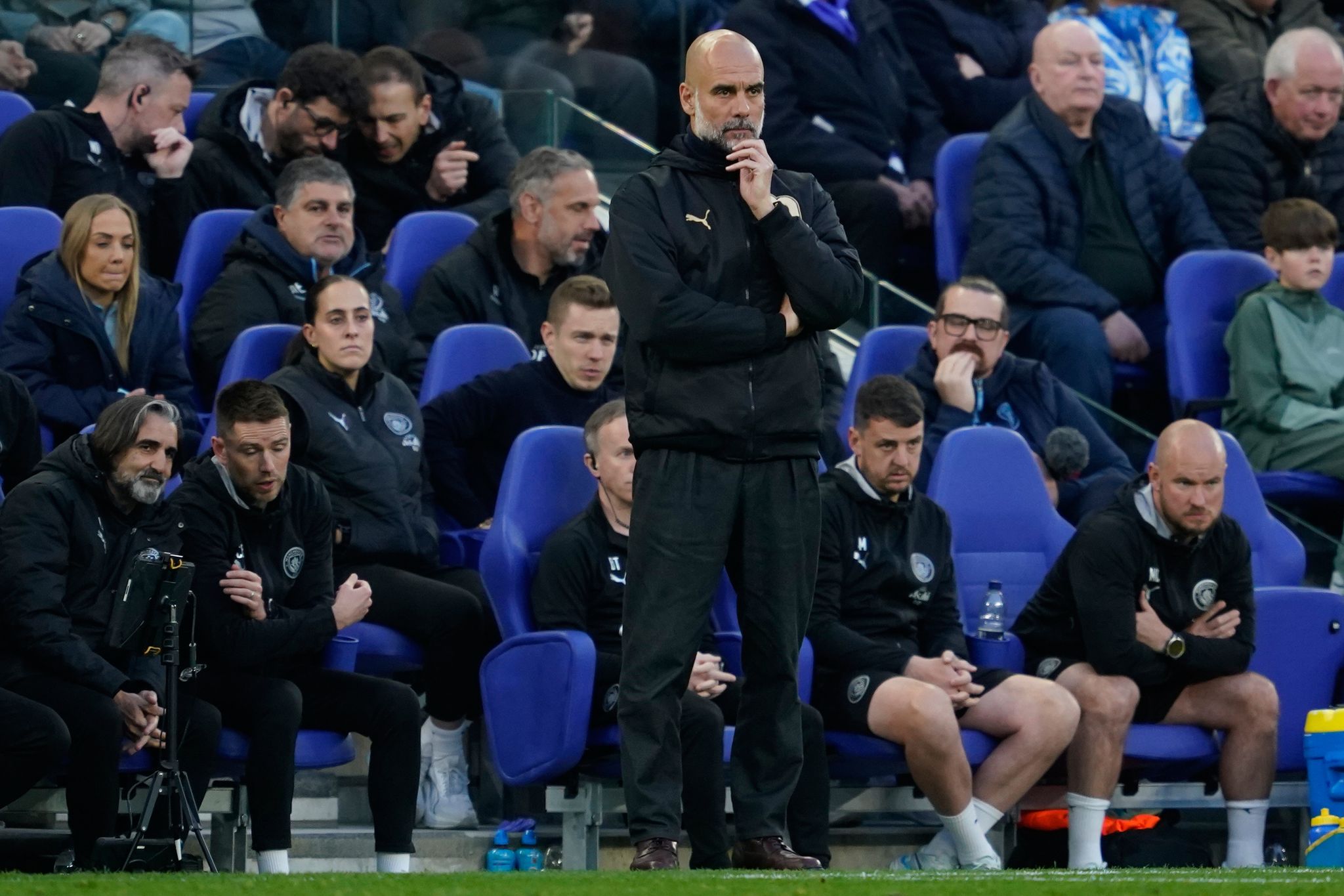 Seine Mannschaft tat sich schwer - und holte beim FC Everton nur einen Punkt: Coach Pep Guardiola