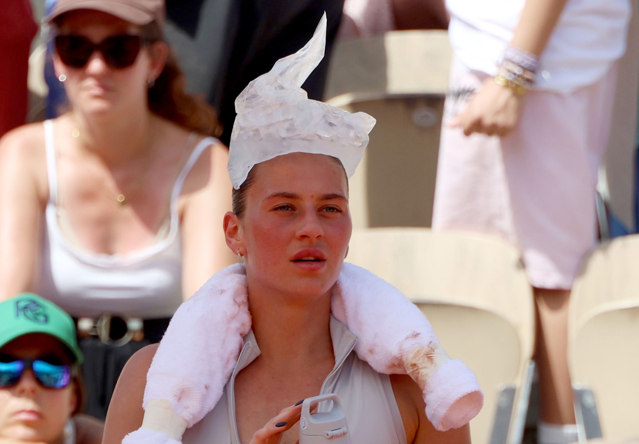 Die Tennisprofis nutzen jede Möglichkeit zur Abkühlung.