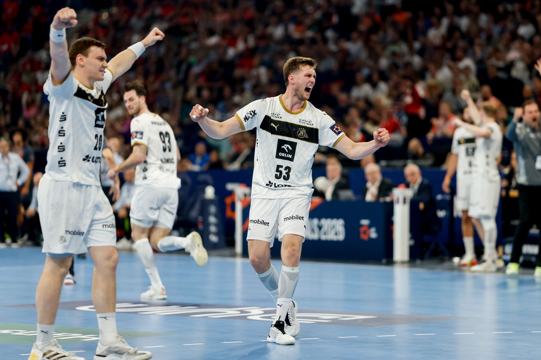 Die Kieler Spieler bejubeln einen Treffer.