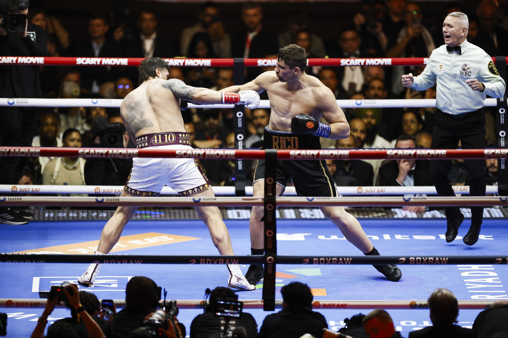 Rico Verhoeven im Kampf gegen Oleksandr Usyk an den Pyramiden von Gizeh.