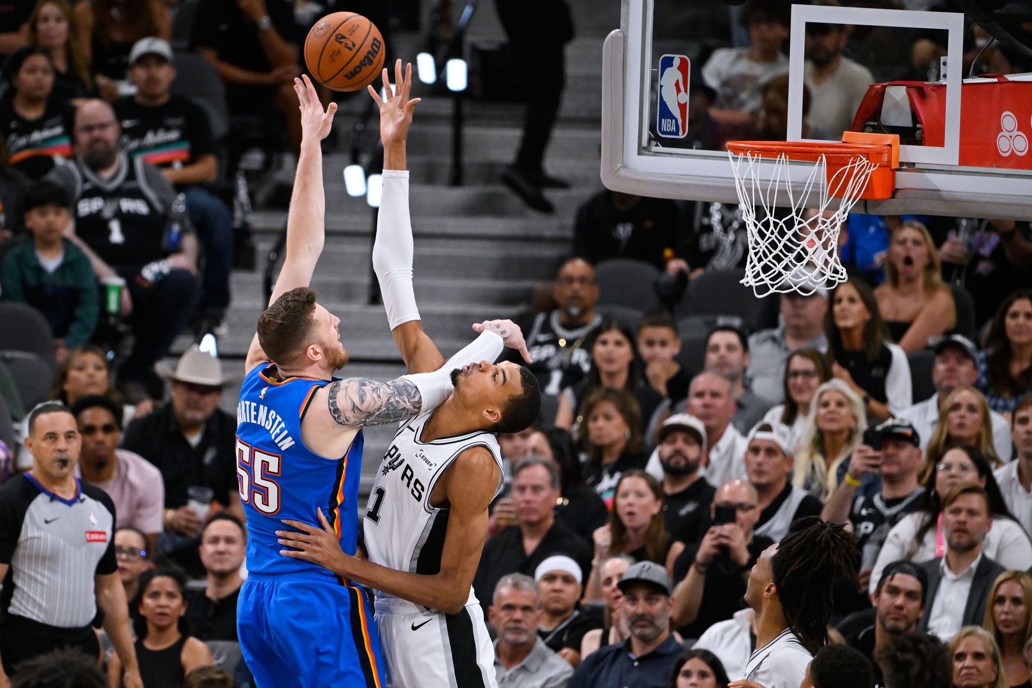 Isaiah Hartenstein (links) legte für Oklahoma in Spiel fünf gegen die San Antonio Spurs um Starspieler Victor Wembanyama 15 Rebounds auf.