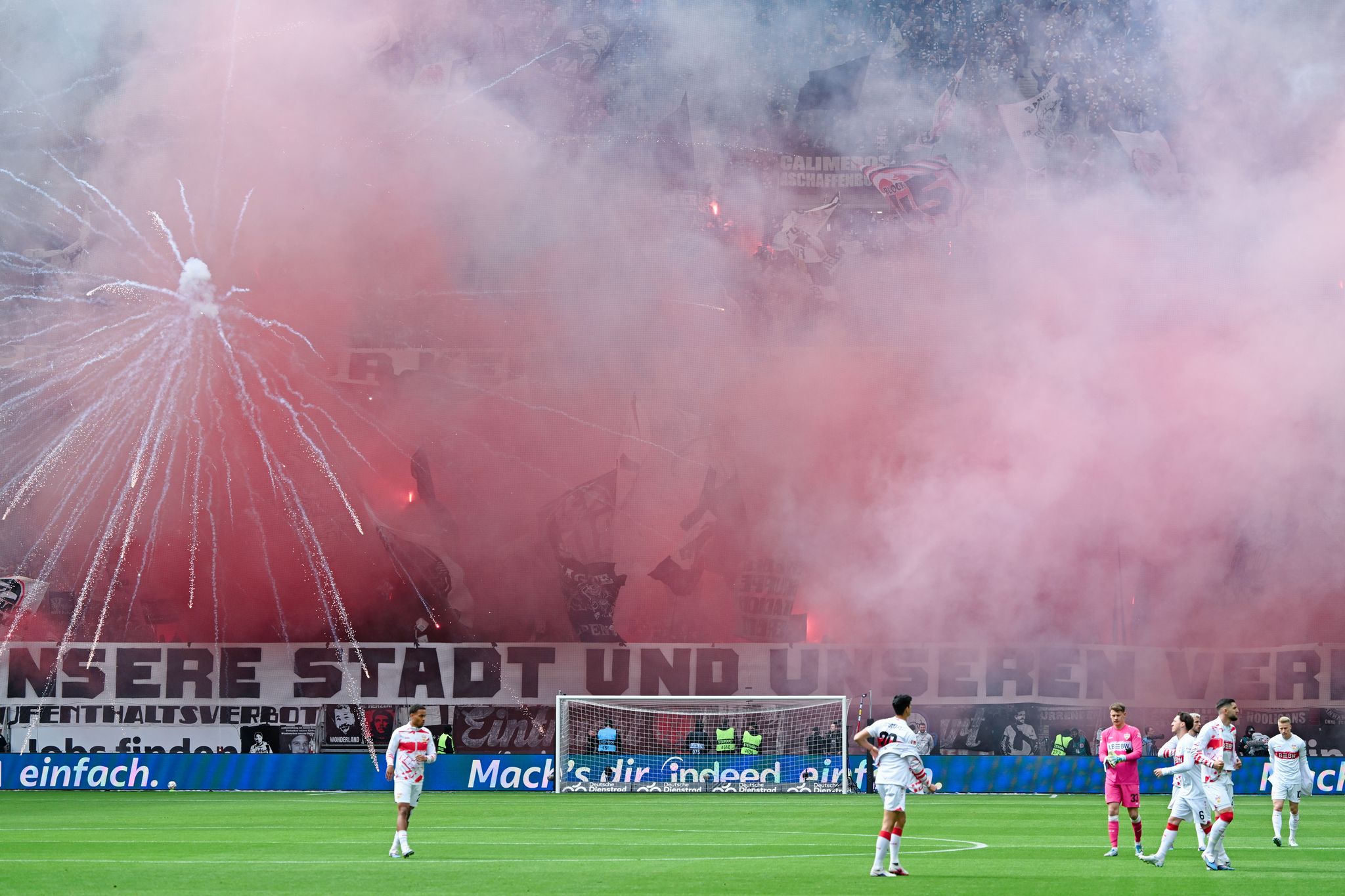 Beim Spiel Eintracht Frankfurt gegen den VfB Stuttgart gab es durch Pyrotechnik mindestens drei Verletzte. (Archivbild)