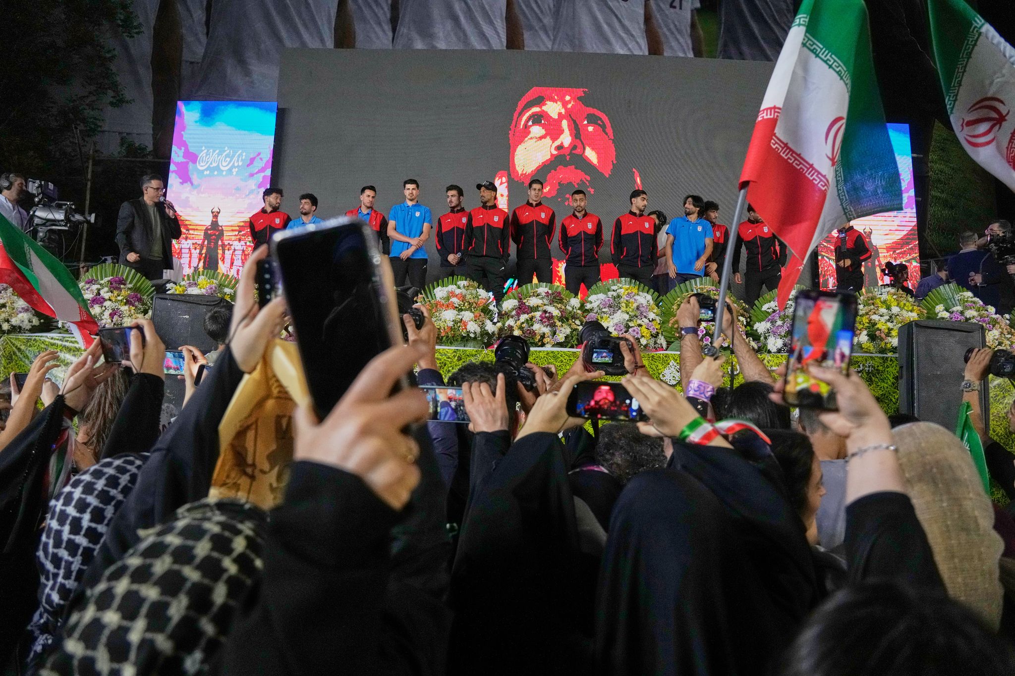Irans Fußball-Nationalmannschaft wird vor der Abreise zum WM-Trainingslager verabschiedet.
