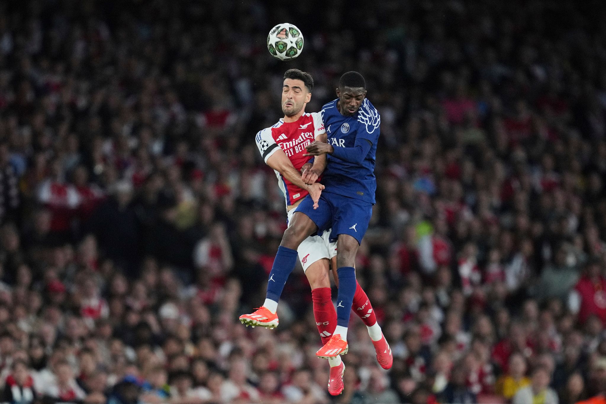 Treffen am Samstag erneut aufeinander: Arsenals Mikel Merino und Ousmane Dembele (r) von PSG. (Archivbild)