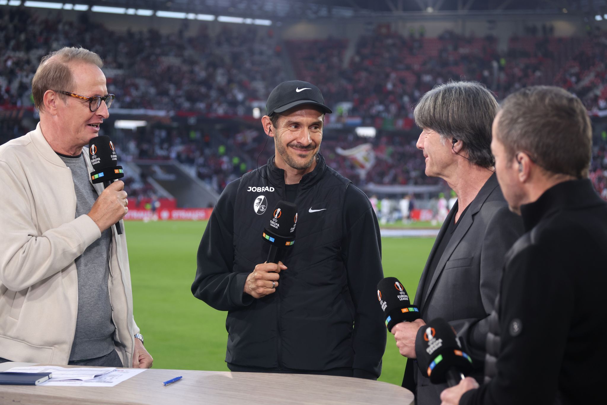 SC-Trainer Schuster (M.) trat vor dem Spiel am Donnerstagabend vor die Mikrofone.