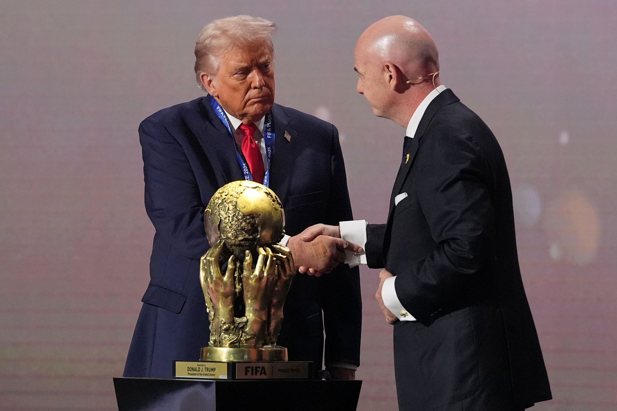 FIFA-Chef Gianni Infantino (r) pflegt eine gute Beziehung zu US-Präsident Donald Trump (Archivbild).